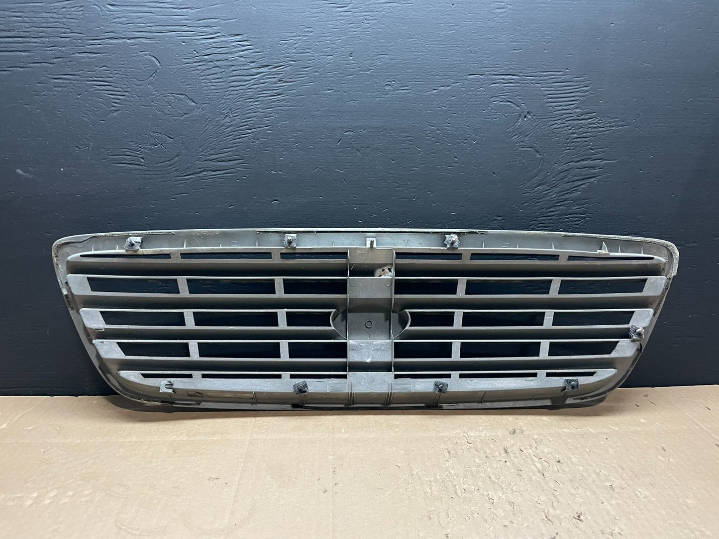 2001 to 2004 Kia Sedona Front Upper Grill Grille OEM AB3237 DG5