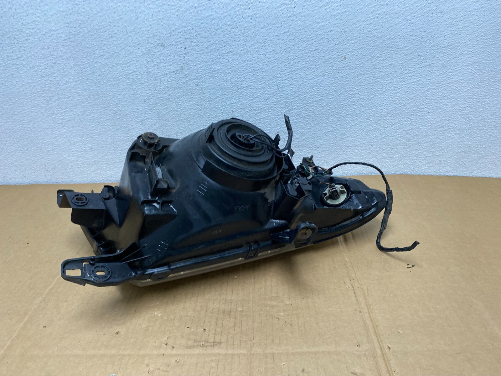 2000 to 2004 Mitsubishi Montero Pajero Left Driver LH Headlight AC7499 DW4