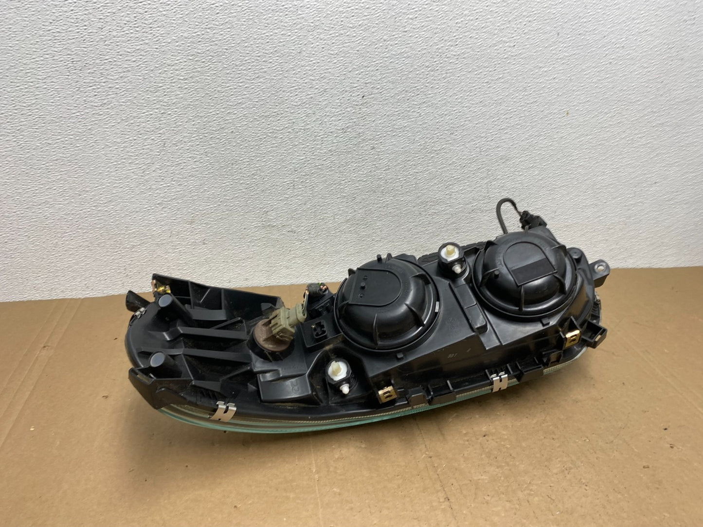 2001 to 2004 Volvo S60 Right Passenger Side Headlight Halogen AC5729 DW3