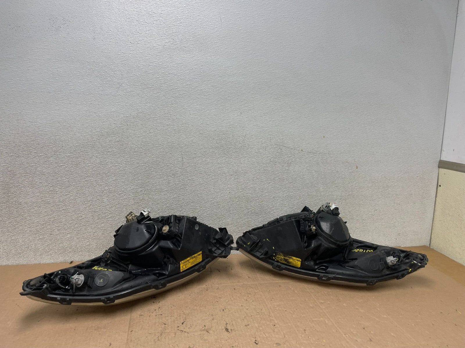 2004-2005 Toyota Prius Left+Right Side Xenon Headlights W1020 DW17