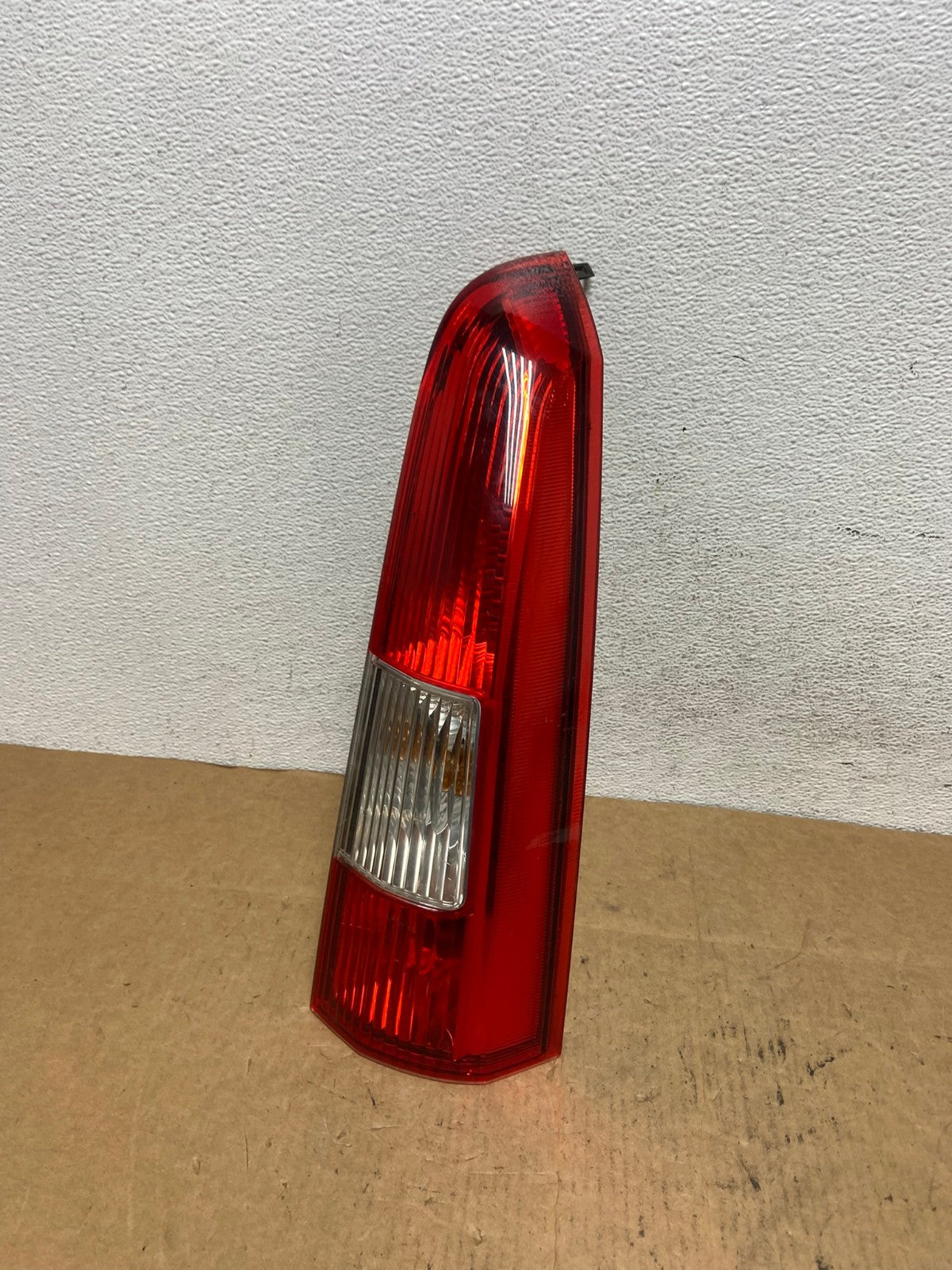 2001-2004 Volvo XC70 V70 Right Passenger RH Side Tail Light Upper AD4699 LK0
