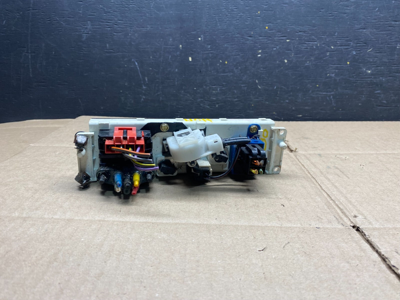 1995 to 1997 Ford Crown Victoria A/C Control L52304