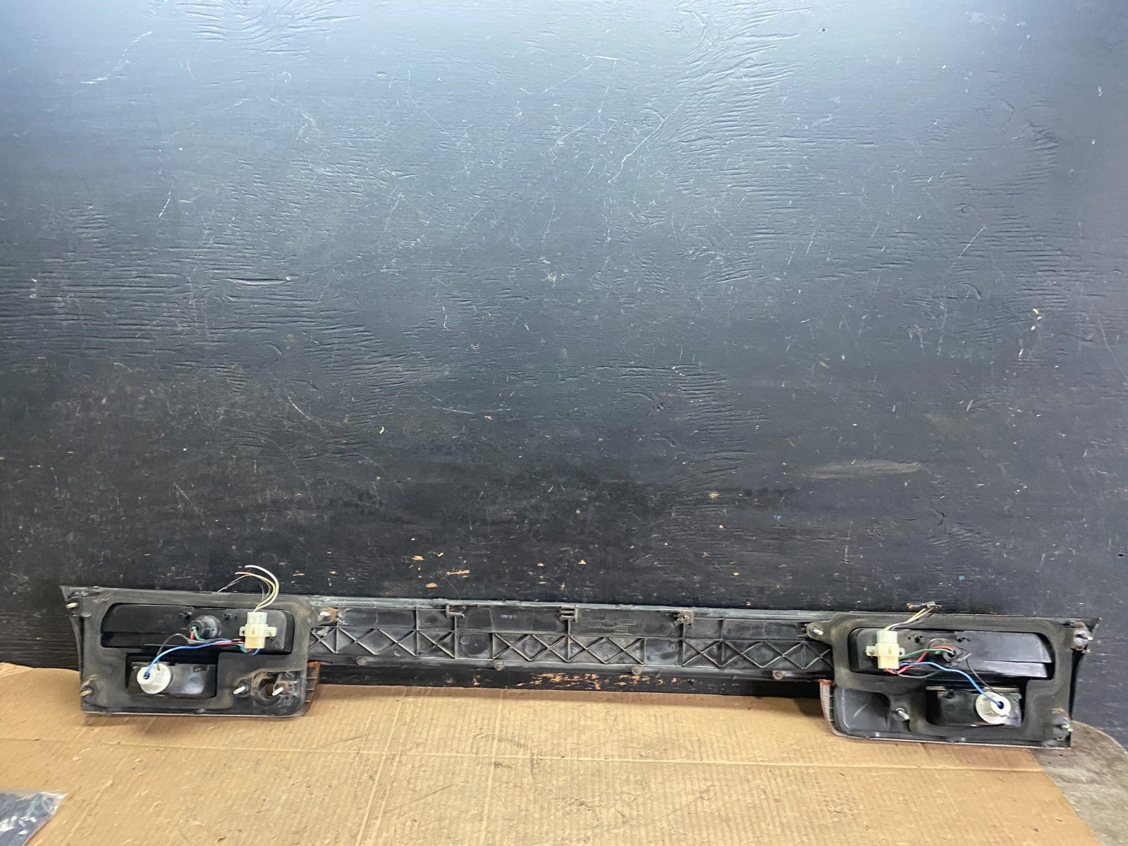 1995 to 1996 Subaru Legacy Wagon Trunk Mounted Center Tail Light Panel R7908 DG8