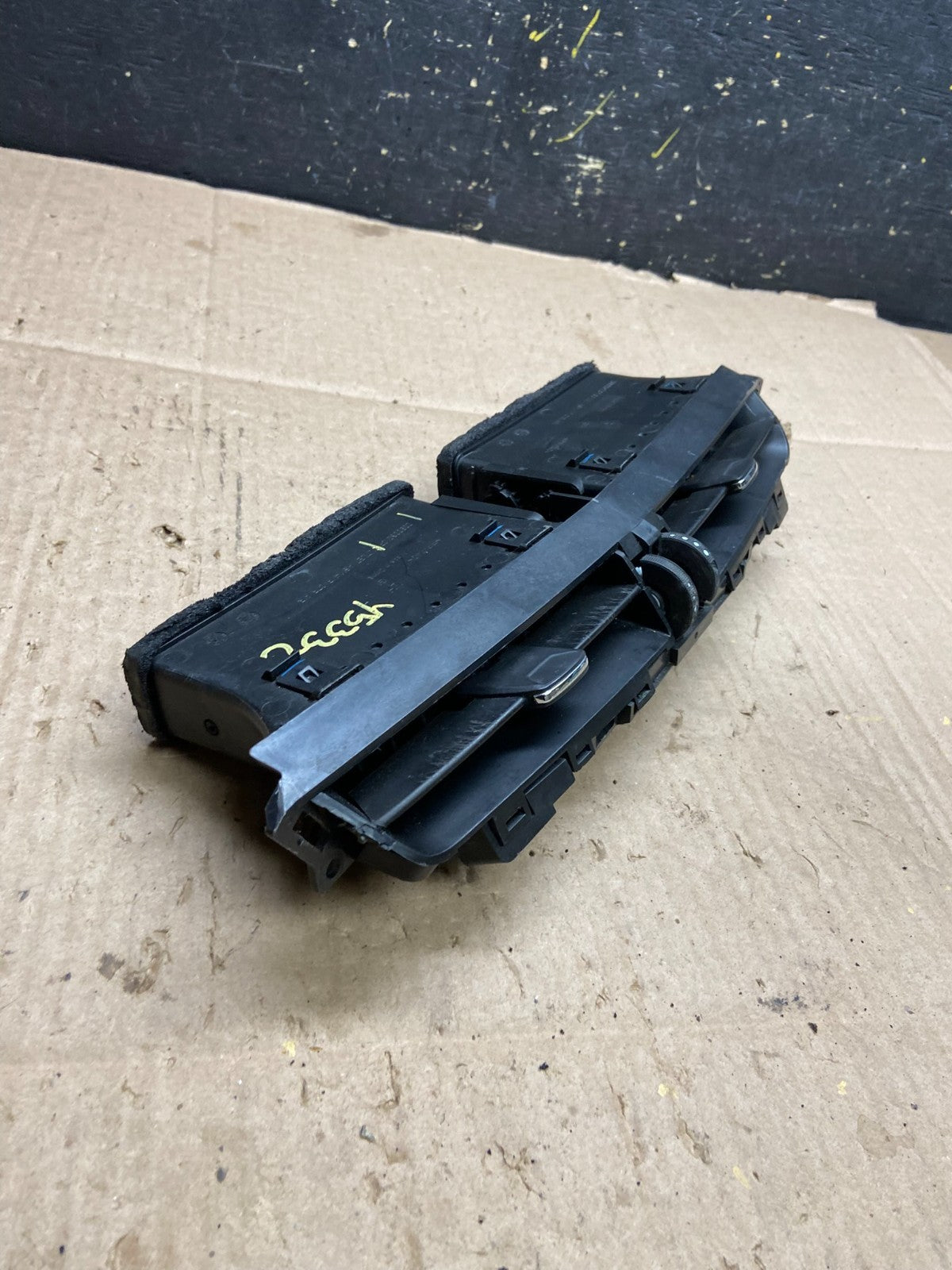 2013 to 2017 Cadillac XTS Center Console Front Air Vent Y5332 DG1