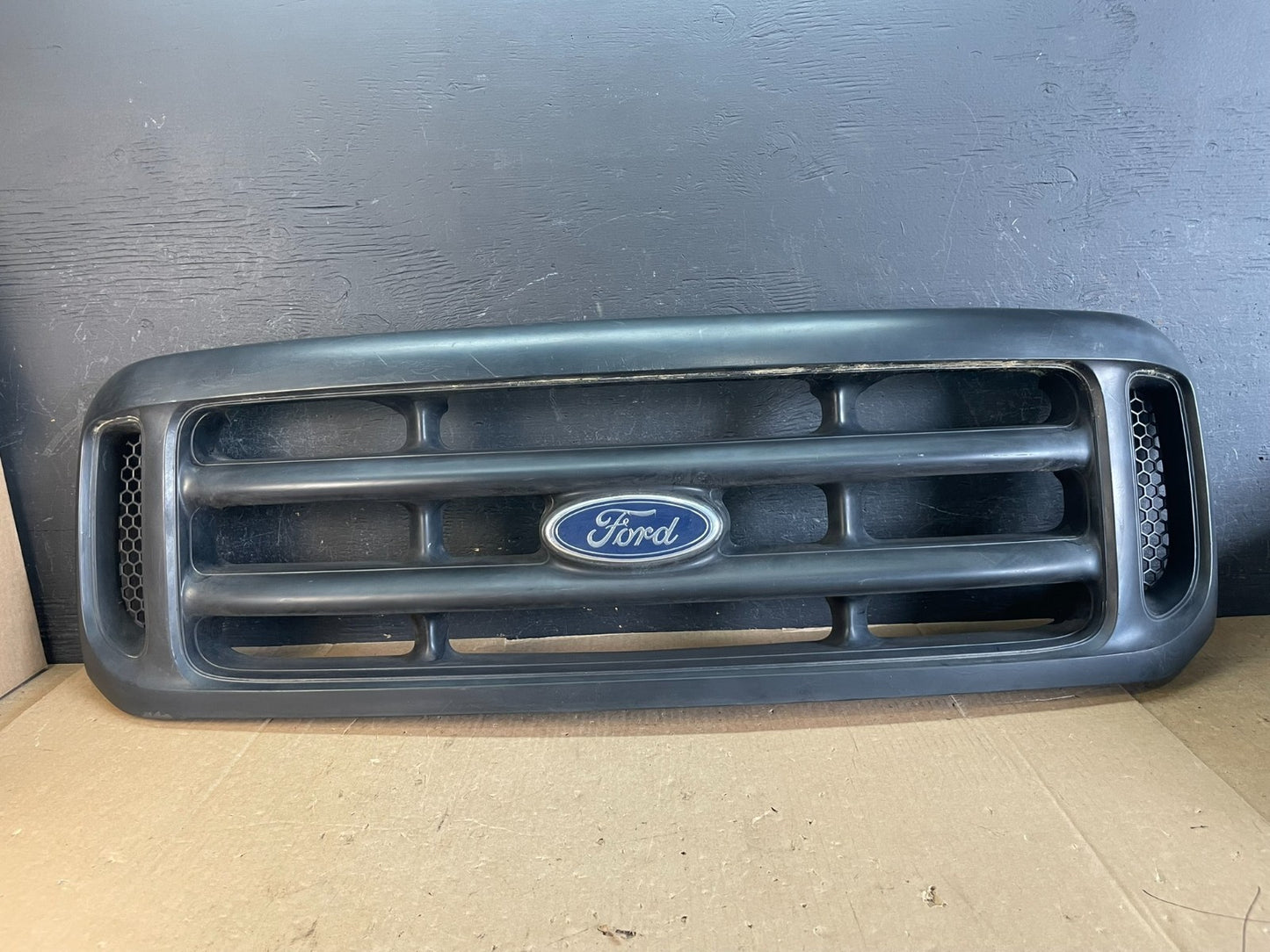1999 to 2004 Ford F250 Super Duty Front Upper Grill Grille AD5772 DG0