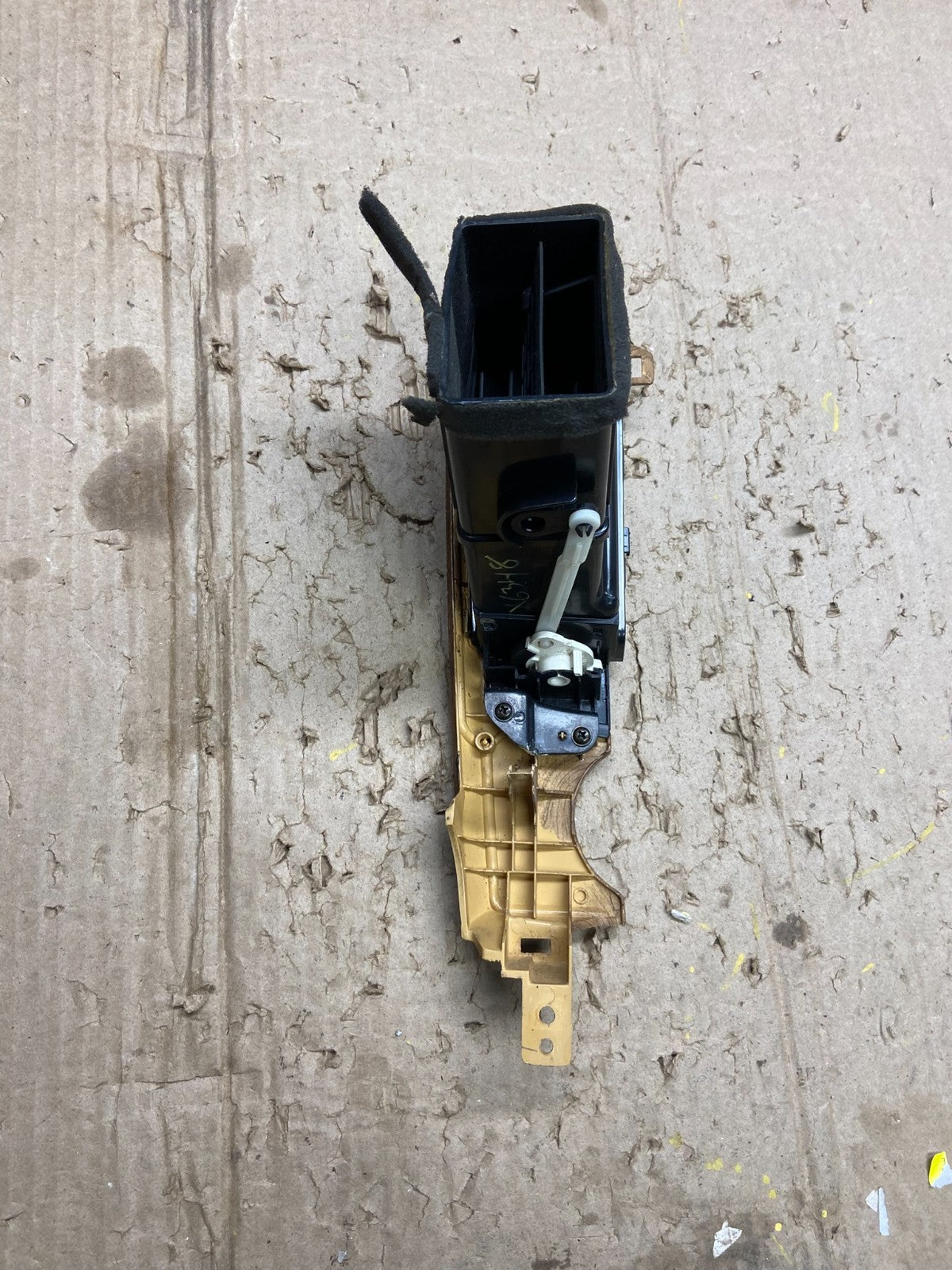 2006 - 2012 Kia Sedona Entourage Right Passenger RH Center Air Vent X6348 DG3