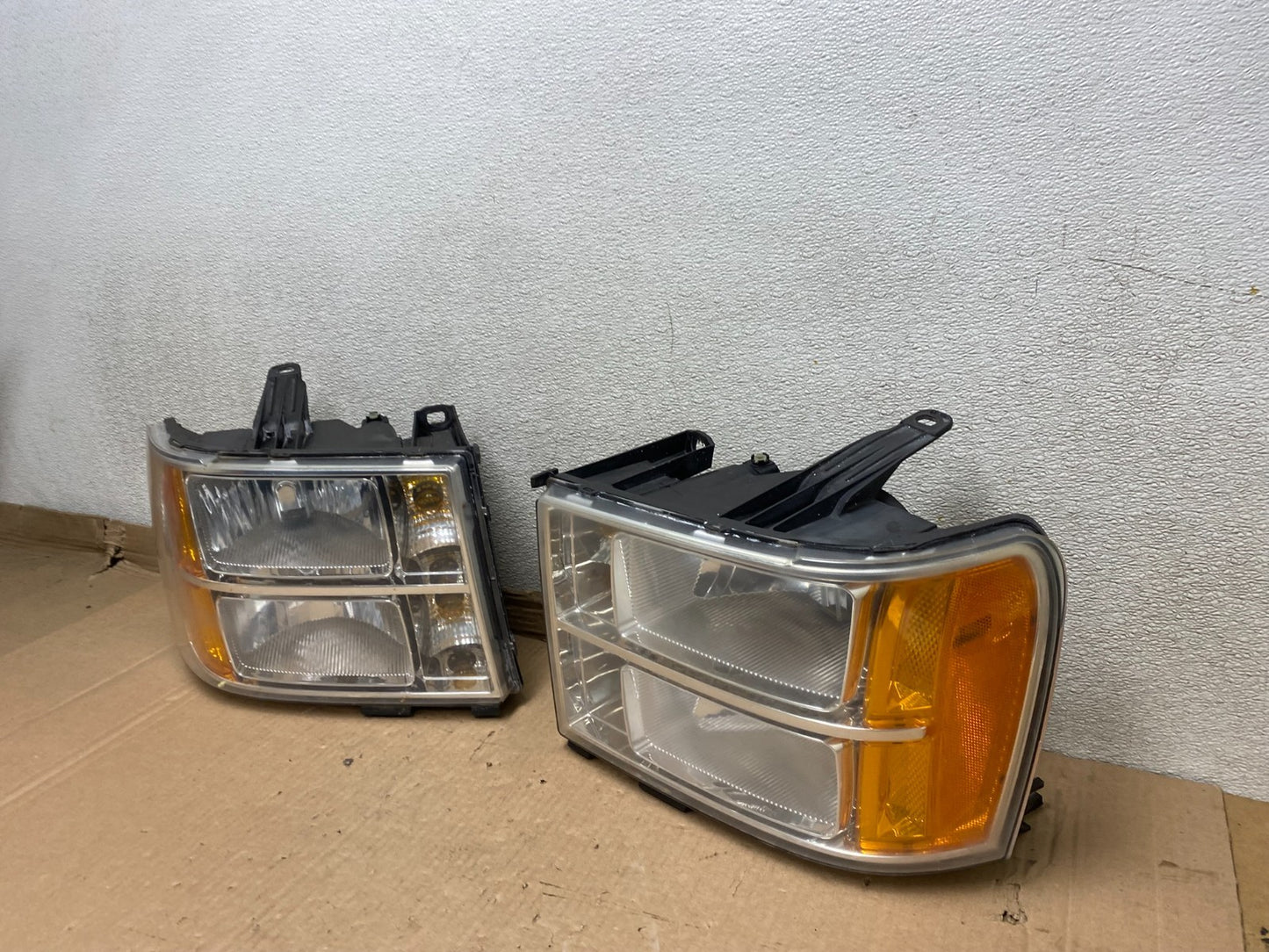 2007 - 2014 GMC Sierra Left+Right Halogen Headlights U8455 DW1