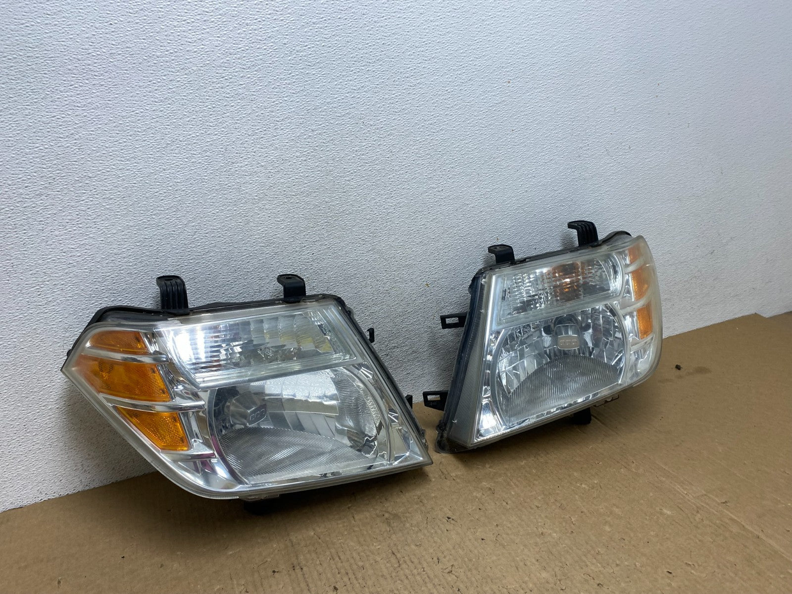 2008 to 2012 Nissan Pathfinder Halogen Headlights Left+Right AF9866 DW2