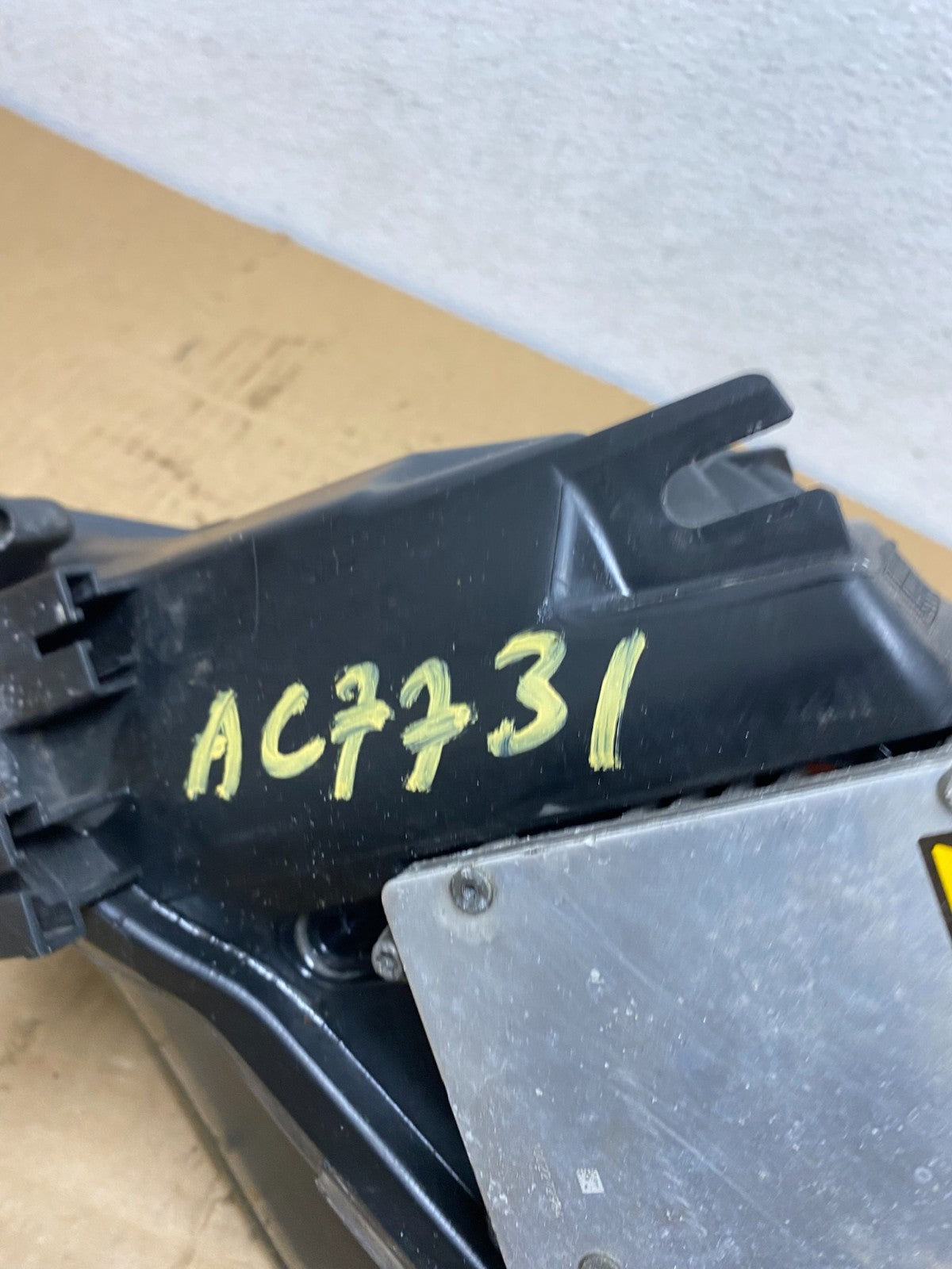 2004 to 2007 BMW 525i 5 Series Headlight Right Passenger Xenon AFS AC7731 DW11