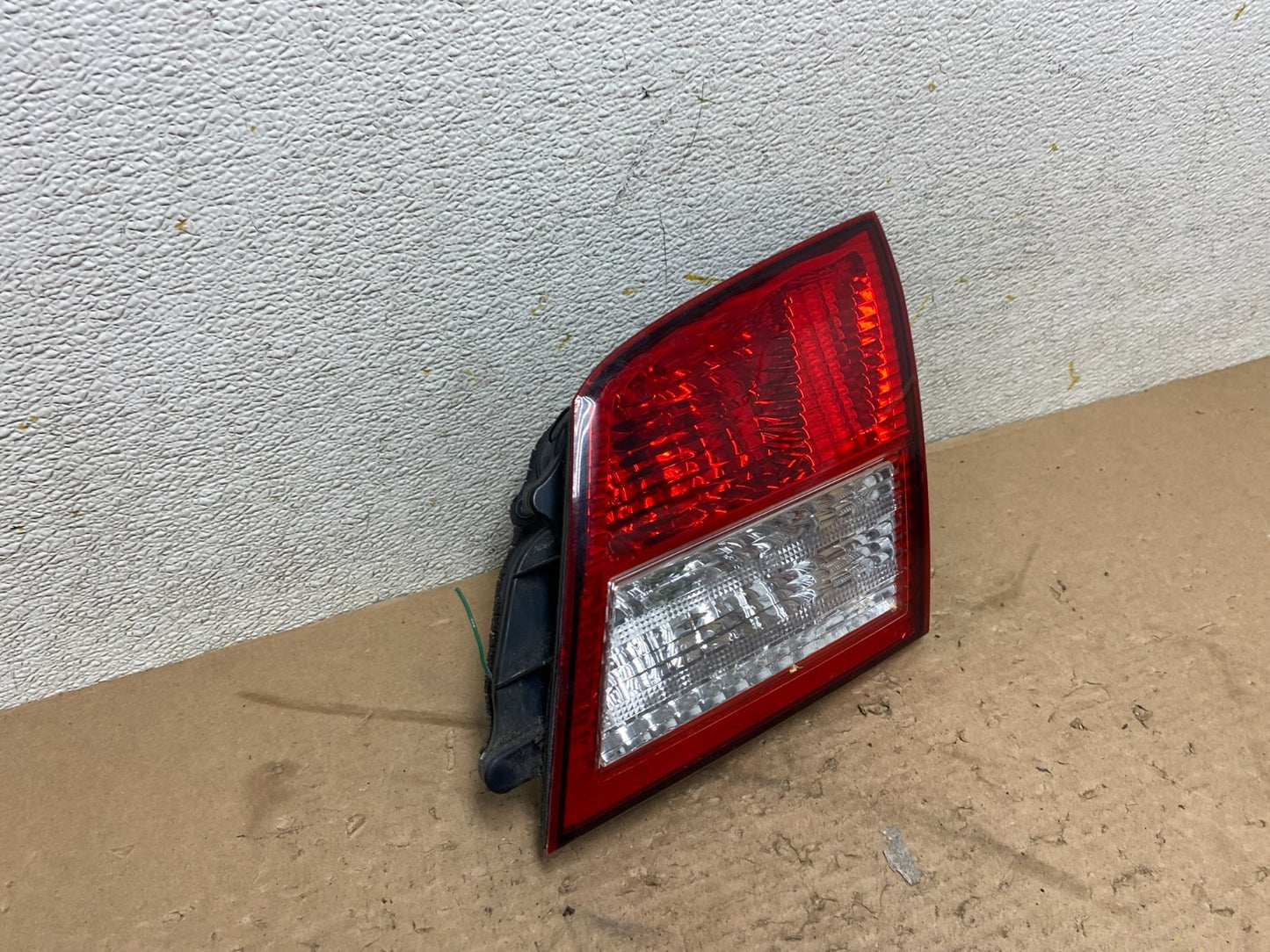 2002-2004 Infiniti i35 Inner Light Right Passenger Rh Side Tail Light OEM O94522