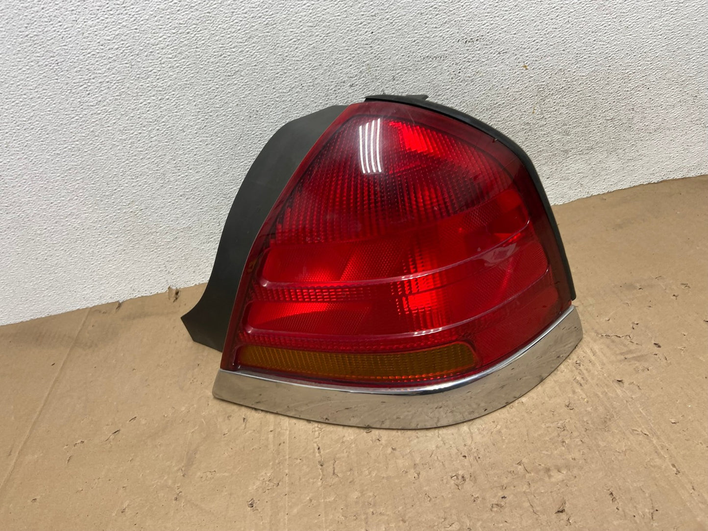 1998-2003 Ford Crown Victoria Right Passenger Rh Side Tail Light AE9393 LK0