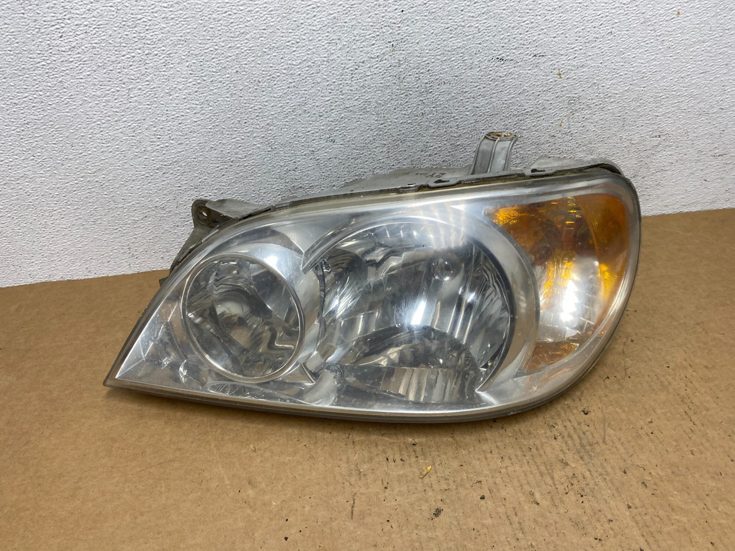 2002 to 2005 Kia Sedona Left Driver LH Side Headlight AD4669 DW0