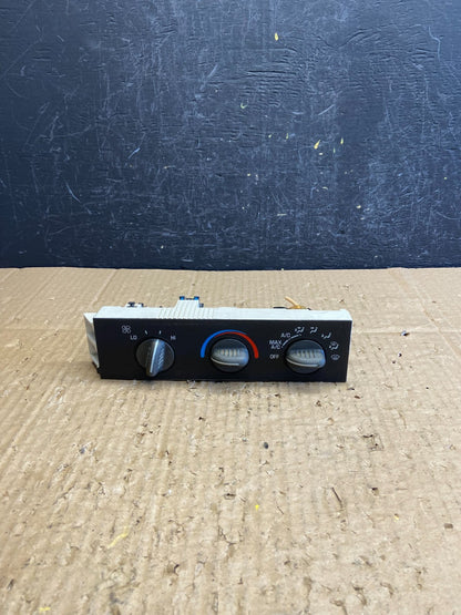 2001 - 2007 GMC Chevrolet Express 1500 Climate Control A/C AG0006 DG0
