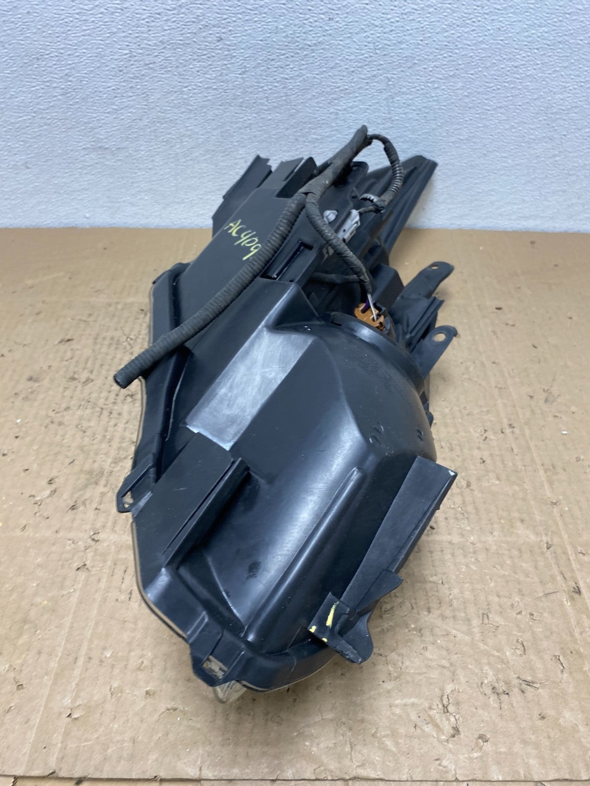 2010 - 2011 Toyota Prius Left Driver LH Blue Halogen Headlight Oem AC4092 DW8