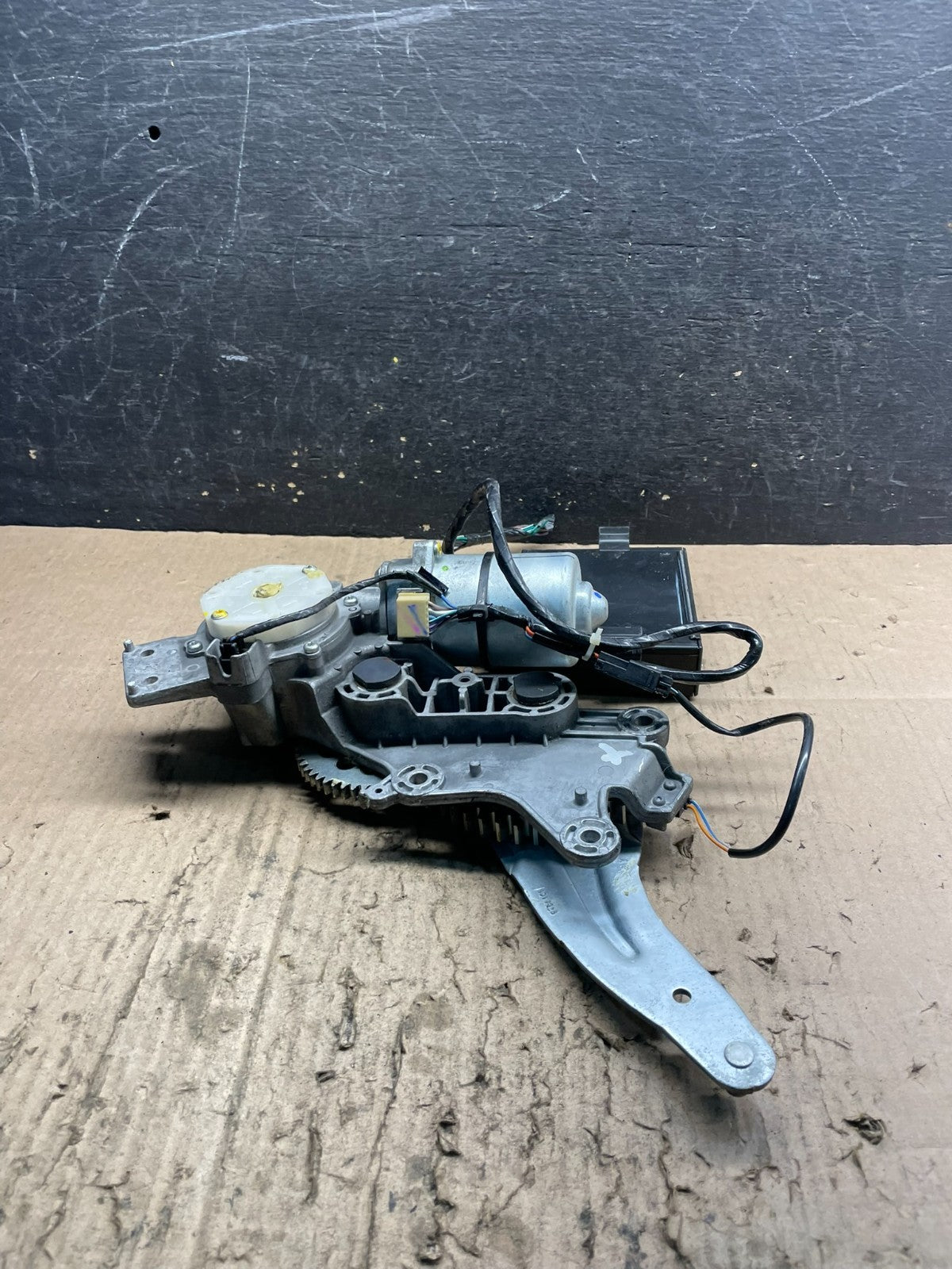 2009 to 2016 GMC Acadia Rear Trunk Liftgate Power Motor Actuator OEM U1331 DG2