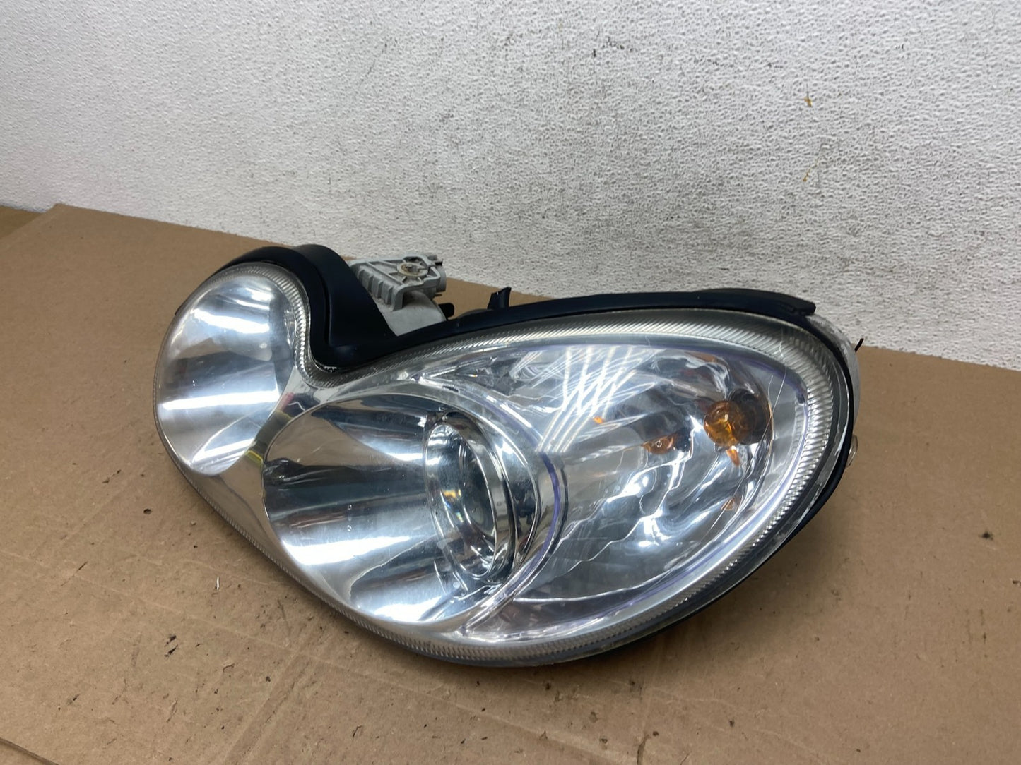 2002 to 2005 Hyundai Sonata Left Driver LH Side Headlight Halogen AE6024 DW1