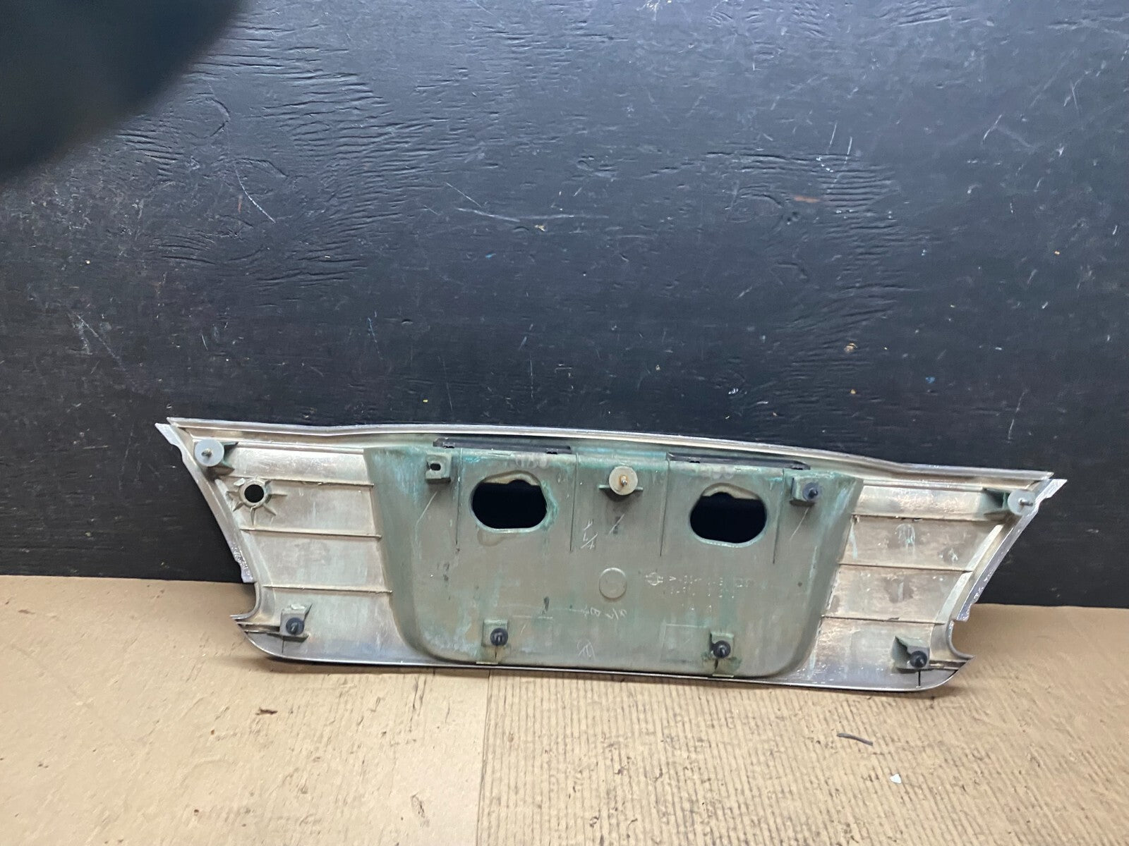2000 2001 Infiniti I30 Rear Trunk Deck Finish Panel License Plate Trim N3298 DG8