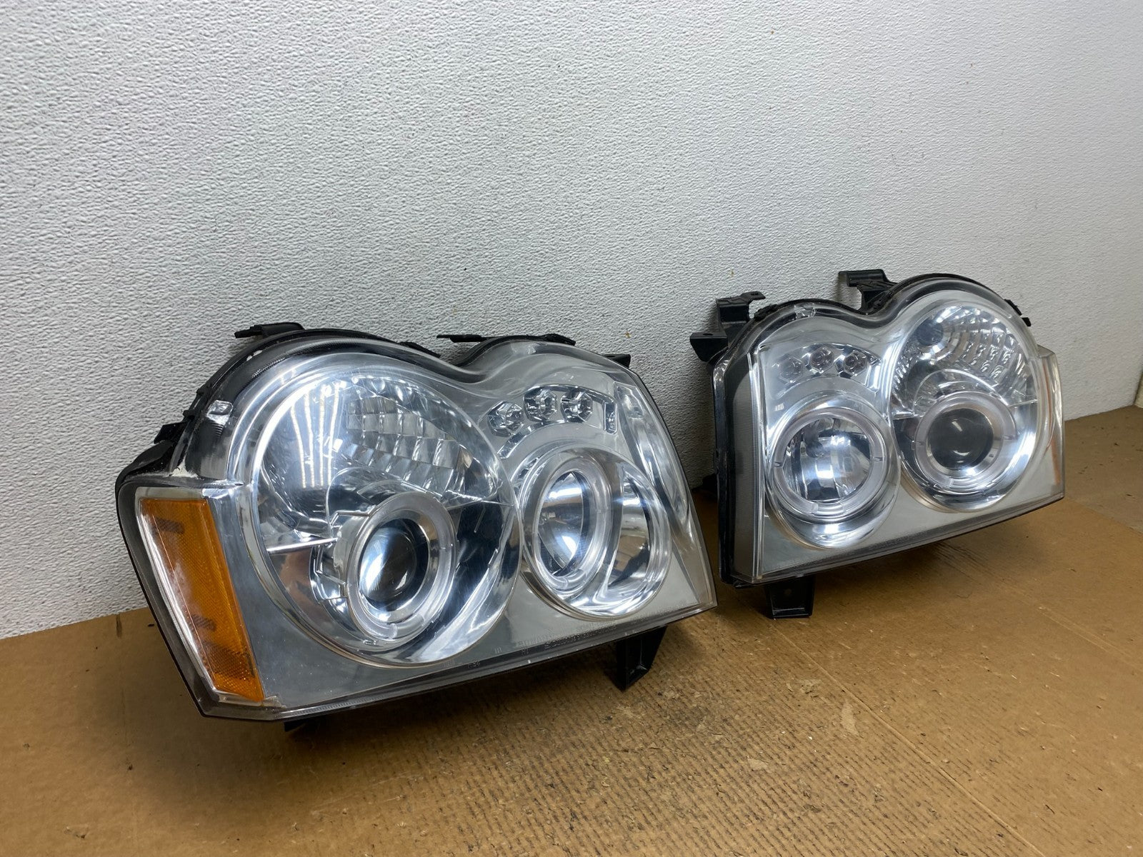 2005-2007 Jeep Grand Cherokee Left+Right Set LED Headlights ae1620 DG2