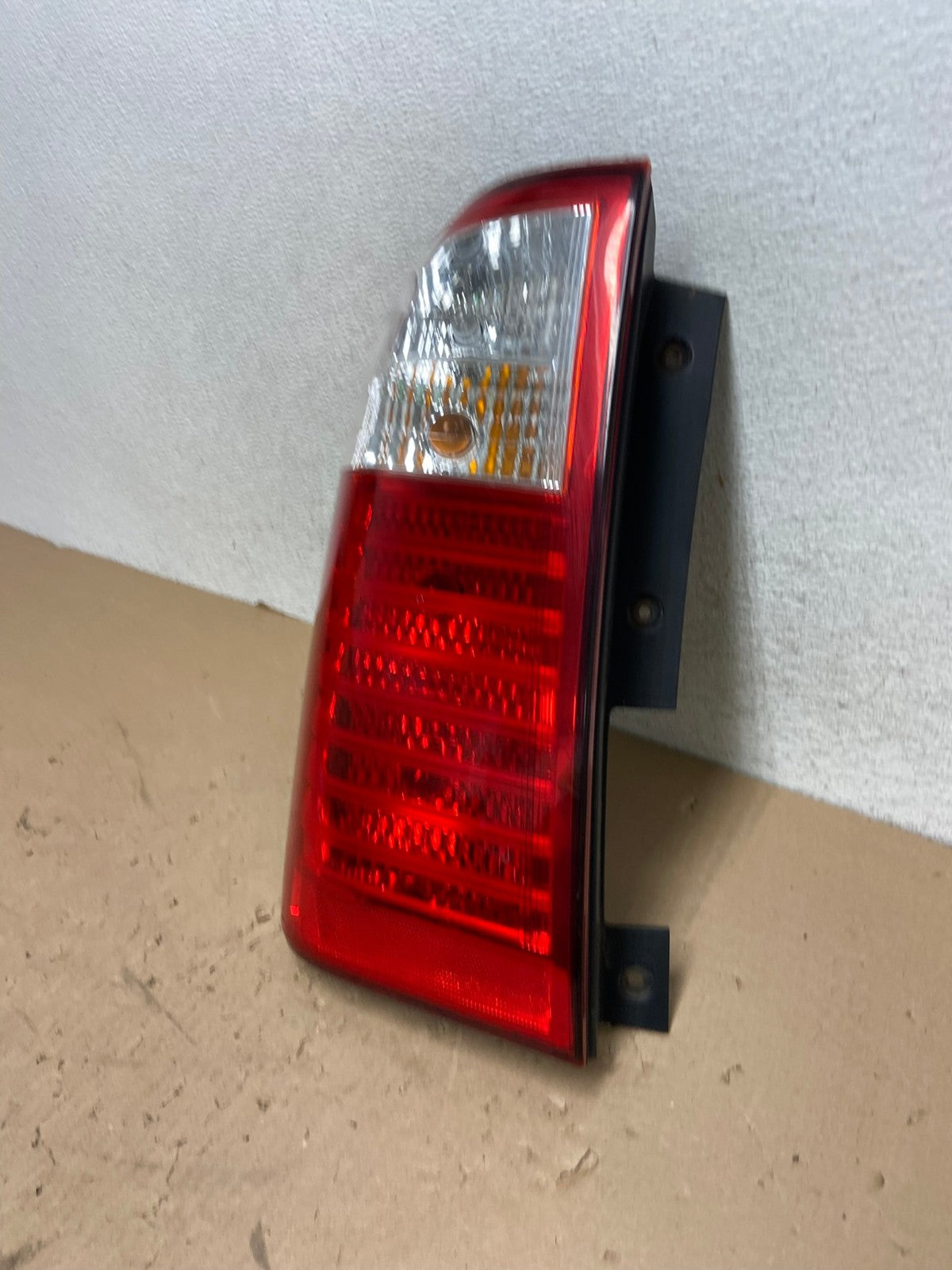 2007 to 2010 Kia Sedona Left Driver LH Side Tail Light AG4287 LK1