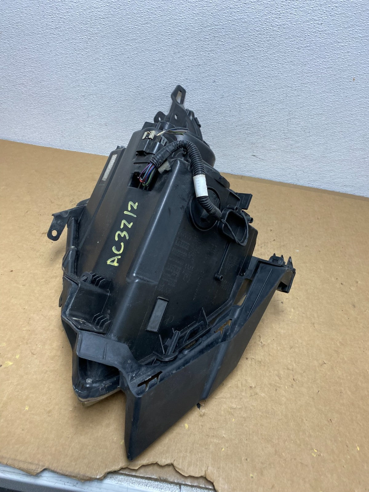 Halogen 2010 to 2016 Cadillac SRX Right Passegner Side Headlight AC3212 DW7