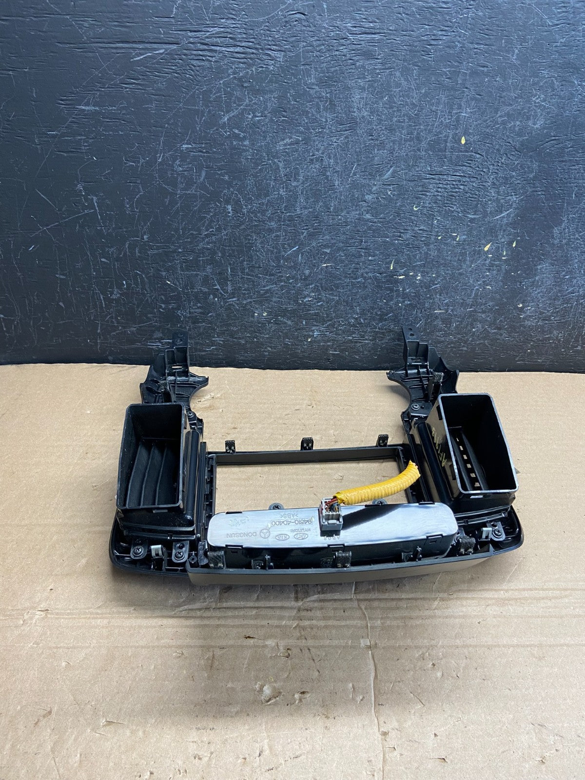 2006-2012 Hyundai Entourage Sedona Center Radio Clock Bezel Air Vent AF1993 DG4