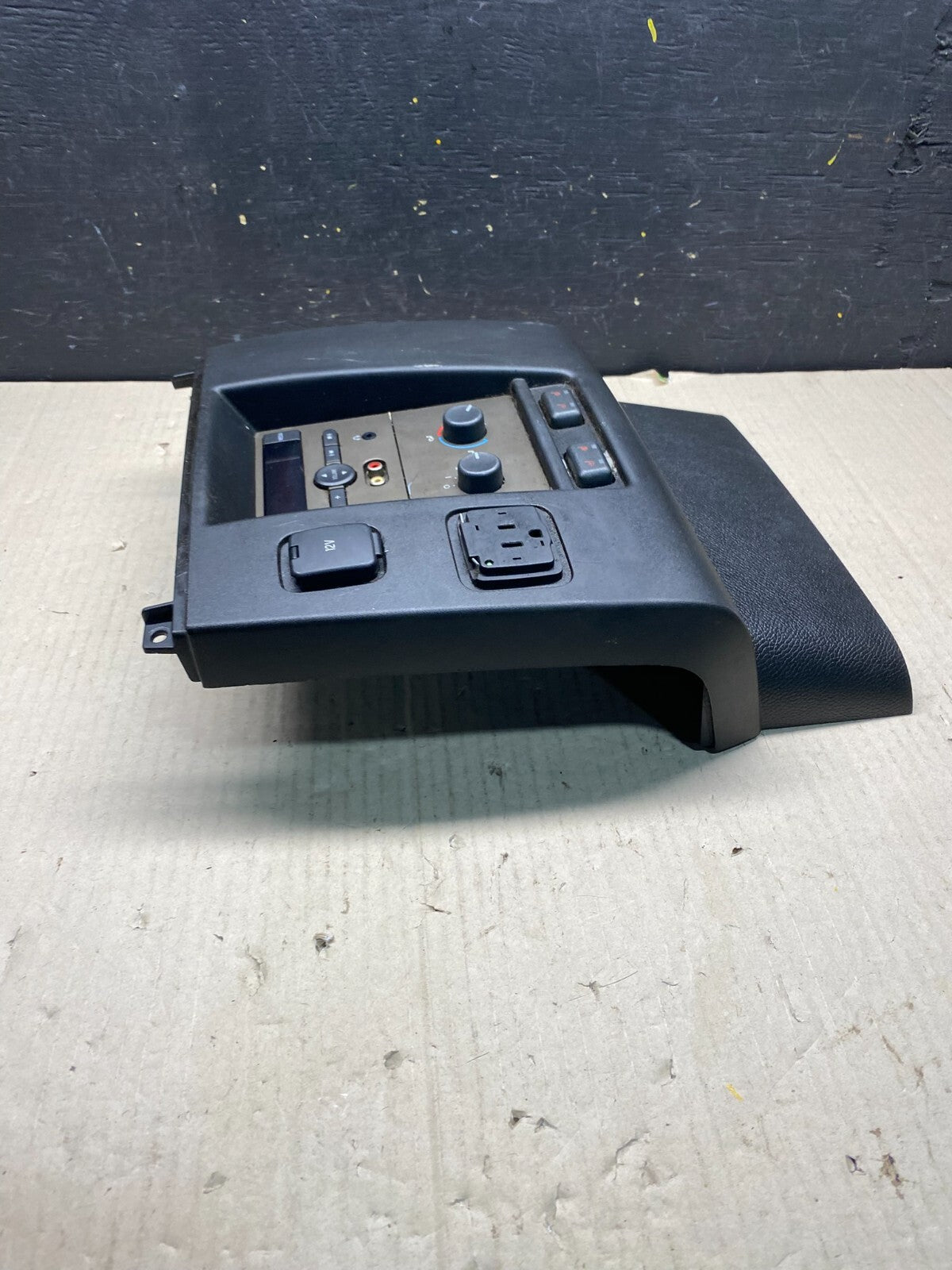 2011 - 2014 Lincoln Navigator Rear Player Radio Climate Control Outlet O1717 DG4