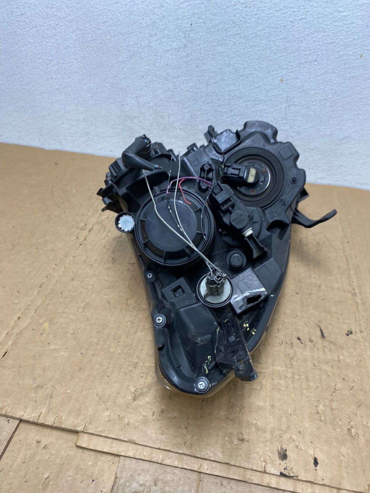 2009-2013 Nissan Rogue Right Passenger Xenon HID Headlight AD0632 DW12