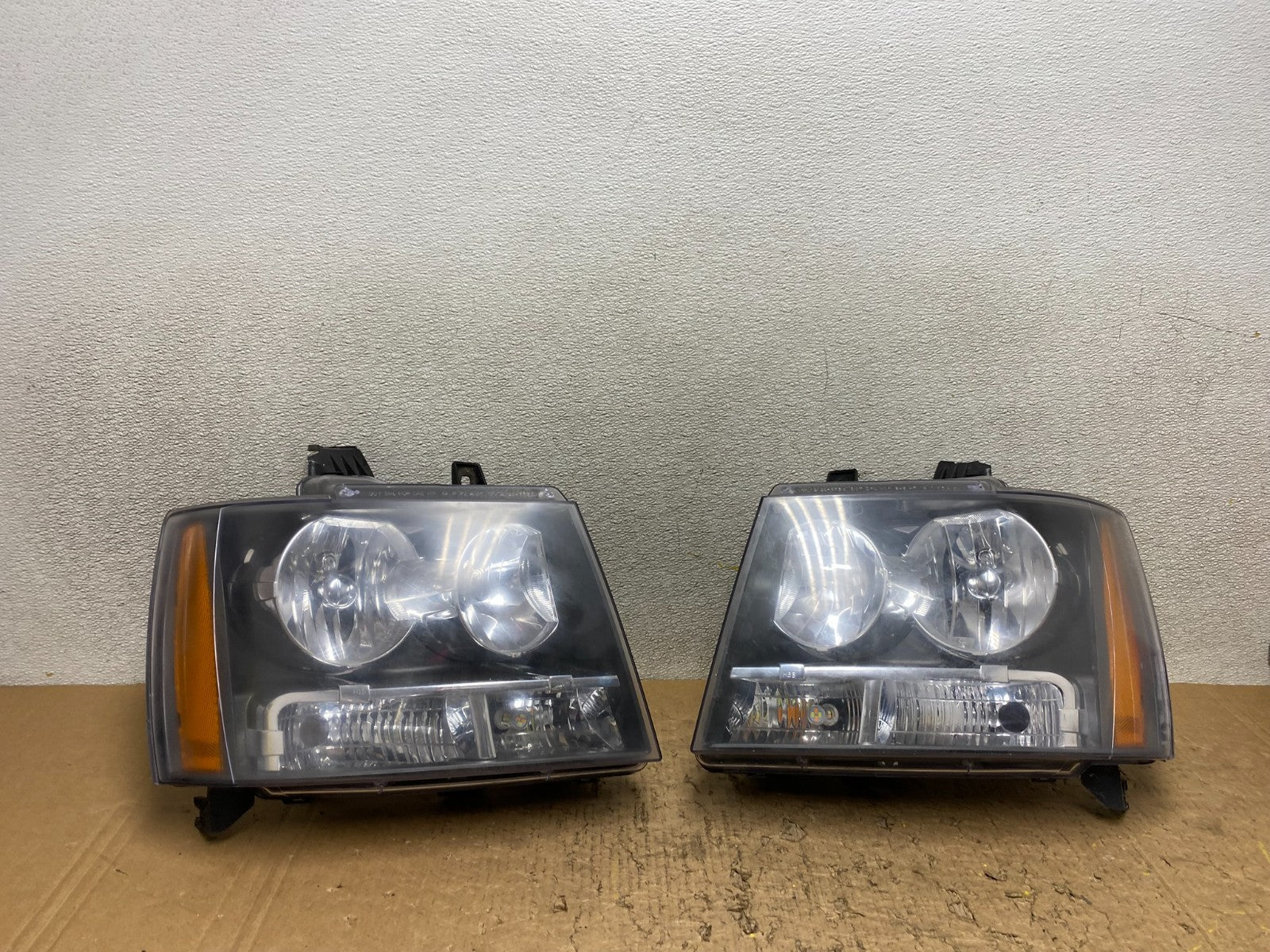 2007 to 2013 Chevrolet Suburban Tahoe Left+Right Set Headlights TYC V8698 DW0