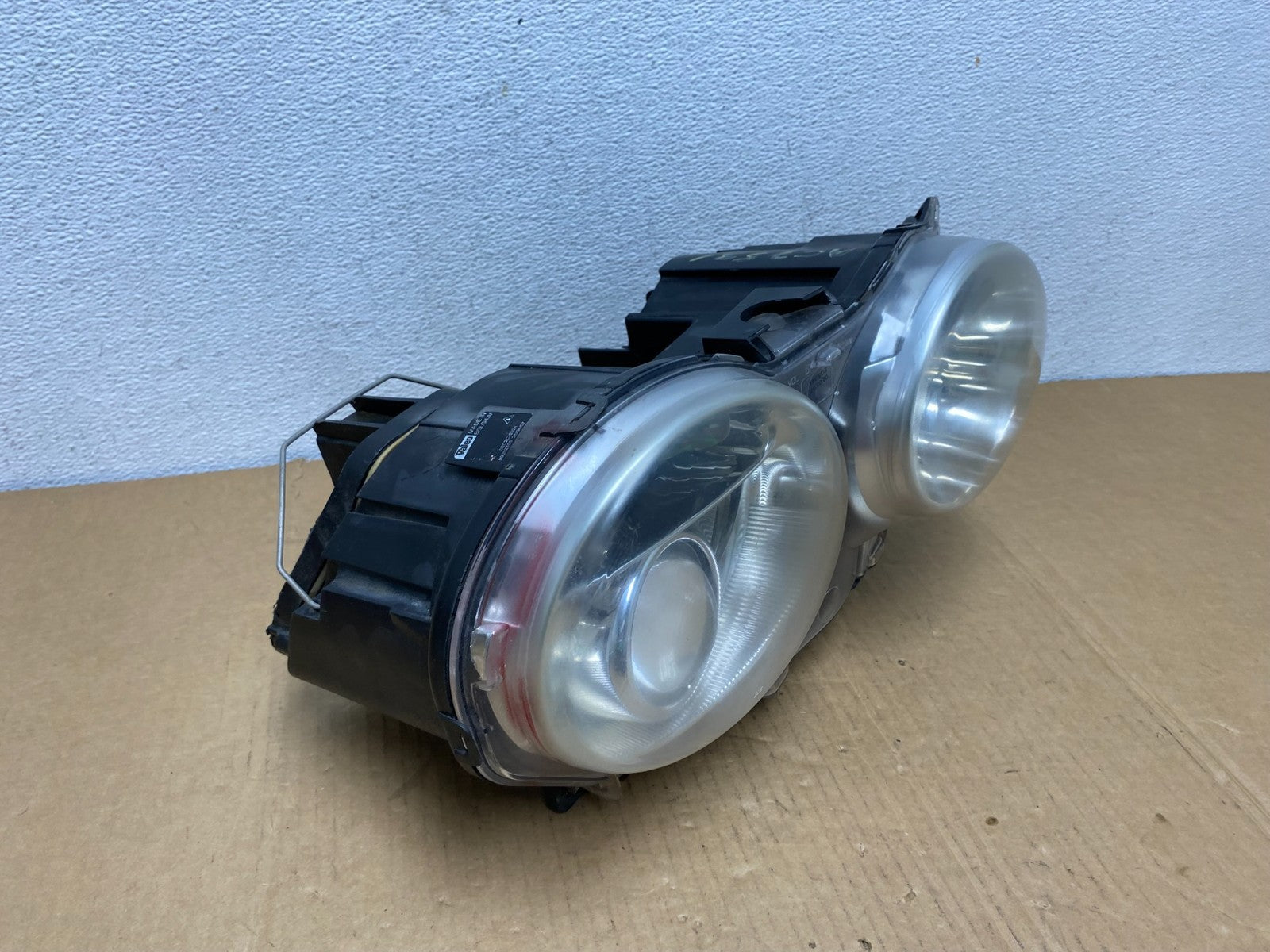 2004 to 2009 Jaguar XJ8 Right Passenger Side Headlight AC7531 DW2