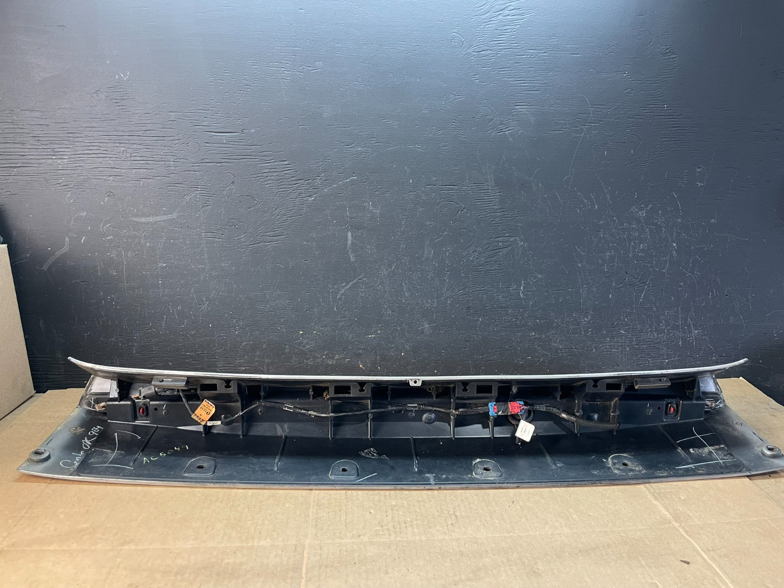2002 - 2006 Cadillac Escalade Rear Upper Spoiler 3rd Third Brake Light AC5049 DG8