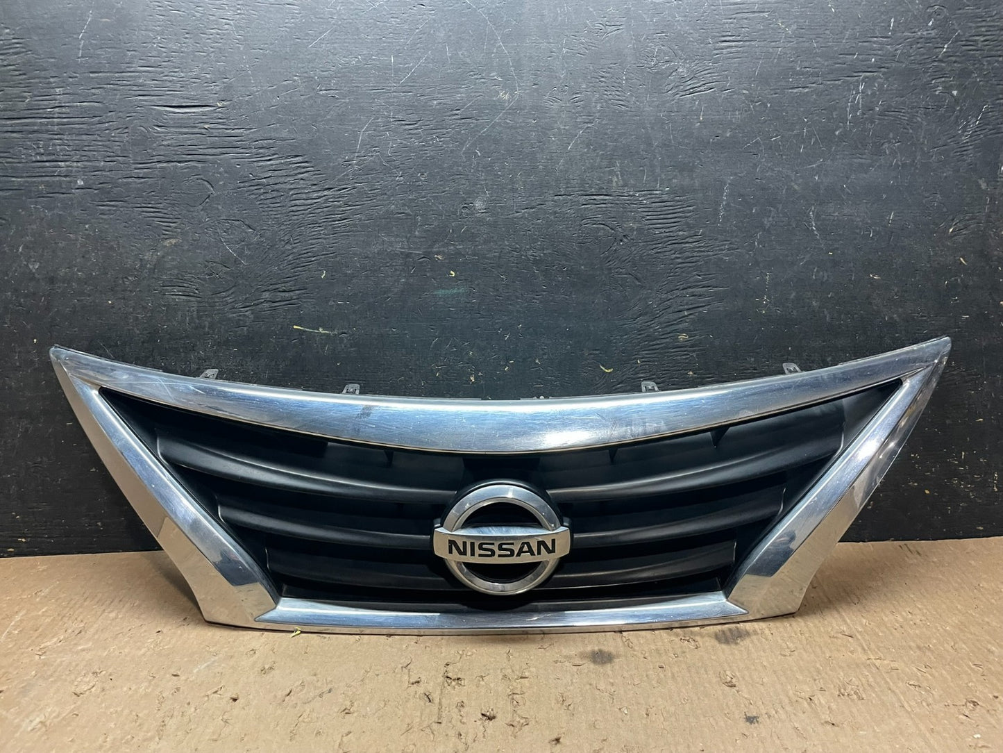 2015 to 2019 Nissan Versa Sedan Front Upper Grill Grille Oem  Z5676  DG0