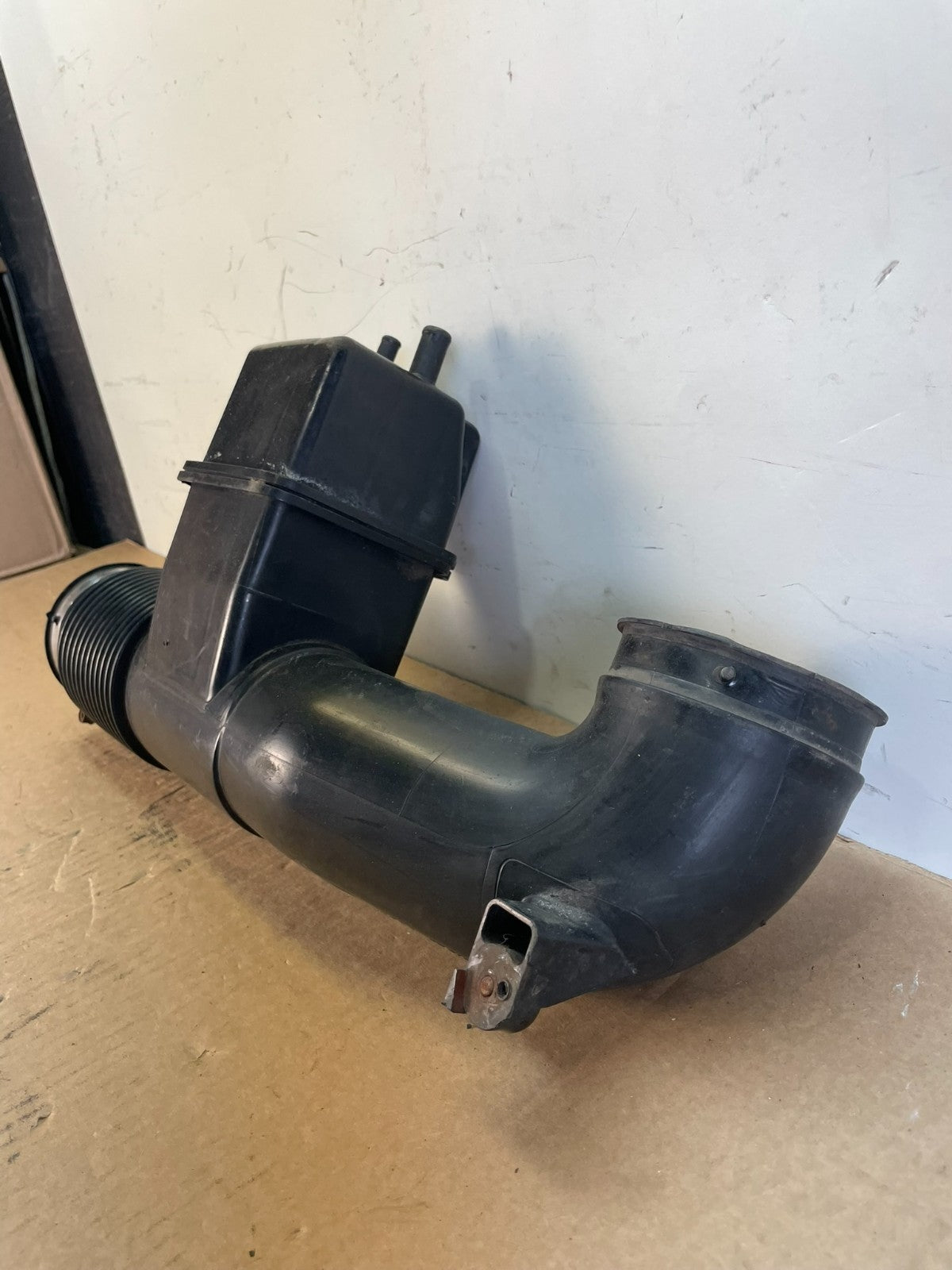 2002-2005 Toyota Tundra 4.7L V8 Air Intake Hose Tube Resonator ag7621 DG1