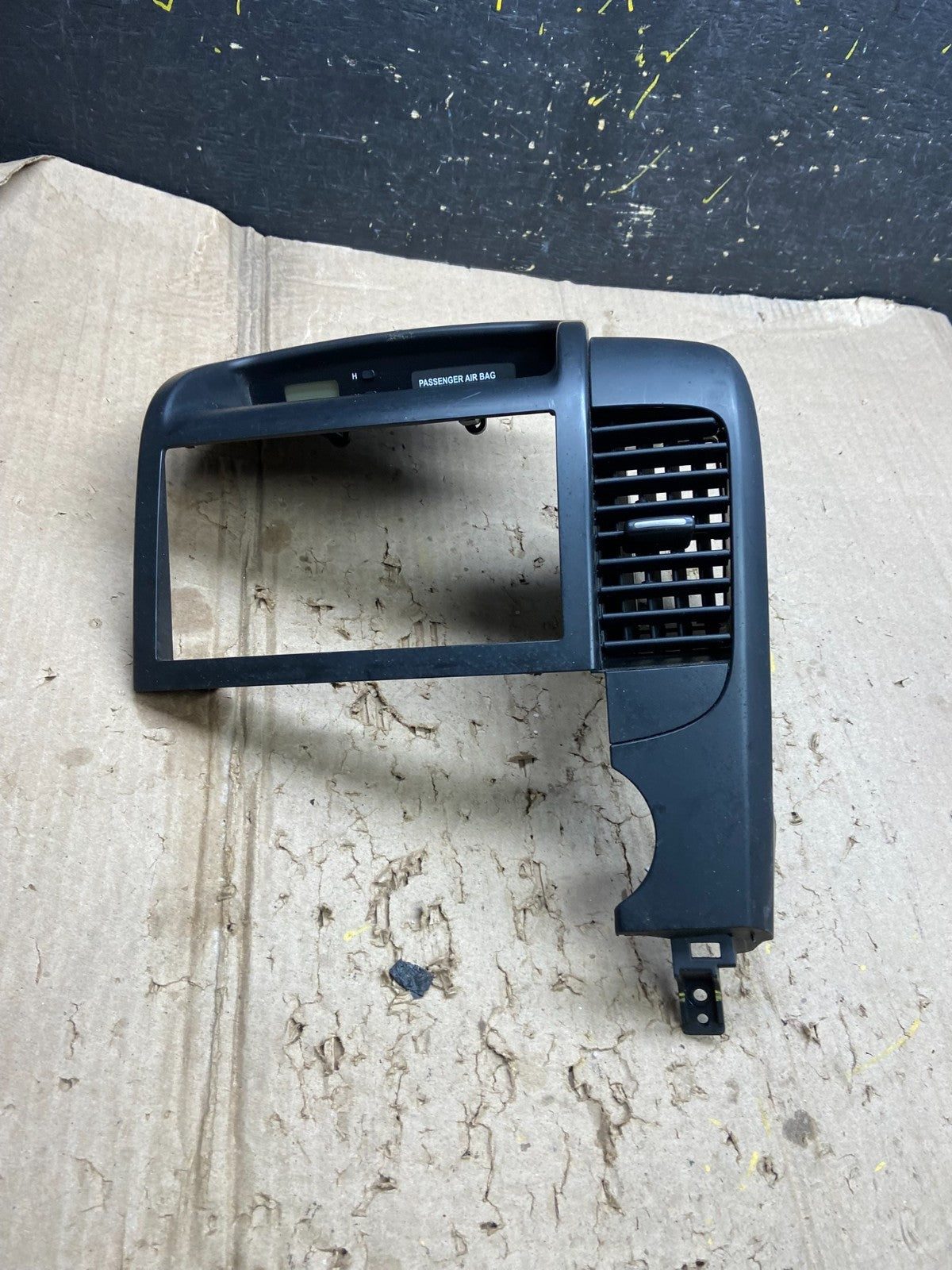 2006-2012 Hyundai Entourage Sedona Center Radio Clock Bezel Air Vent X6316 DG0