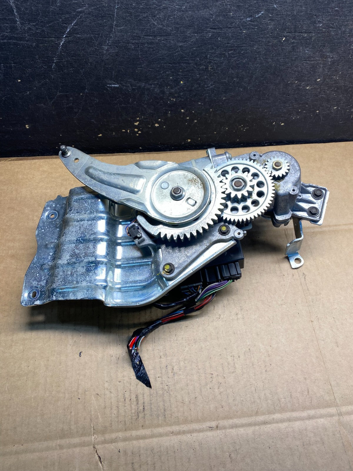 2006 Cadillac SRX Rear Gate Lid Motor Assembly W/ Auto Open Close  OEM AB3965 DG5