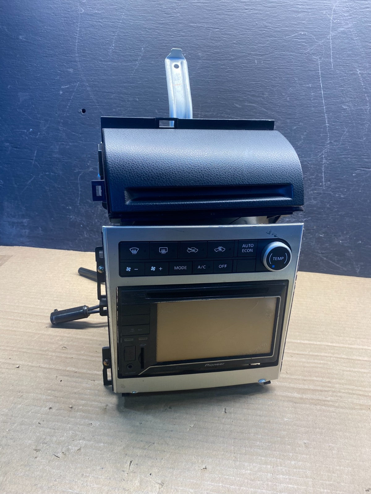 2006 to 2007 Infiniti G35 Radio Player Climate Control Panel Bezel AF38610