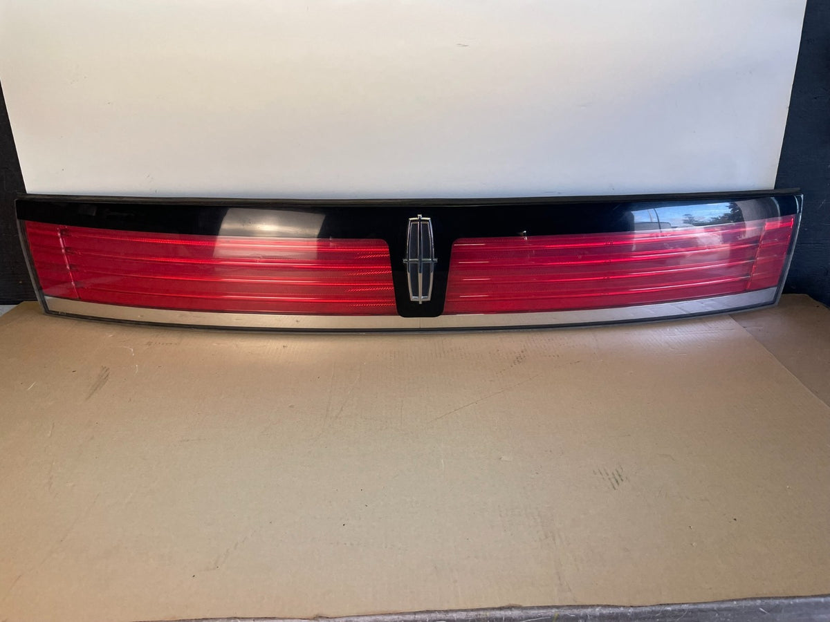 2007 to 2010 Lincoln MKX Center Tail Light Lamp Panel Trim ai4239 DG0