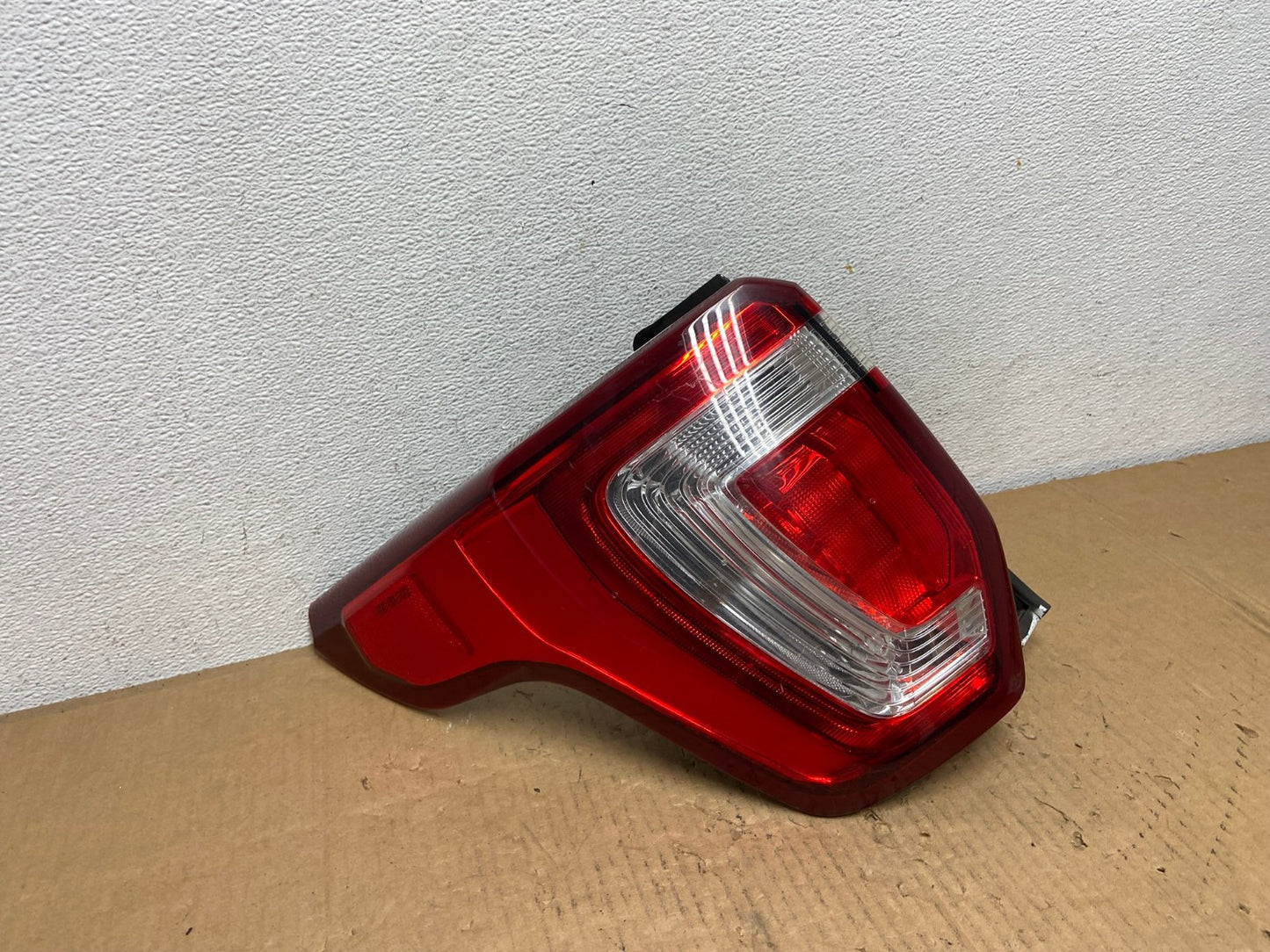 2016 to 2019 Ford Explorer Left Driver Lh Side Tail light AD1045 LK2