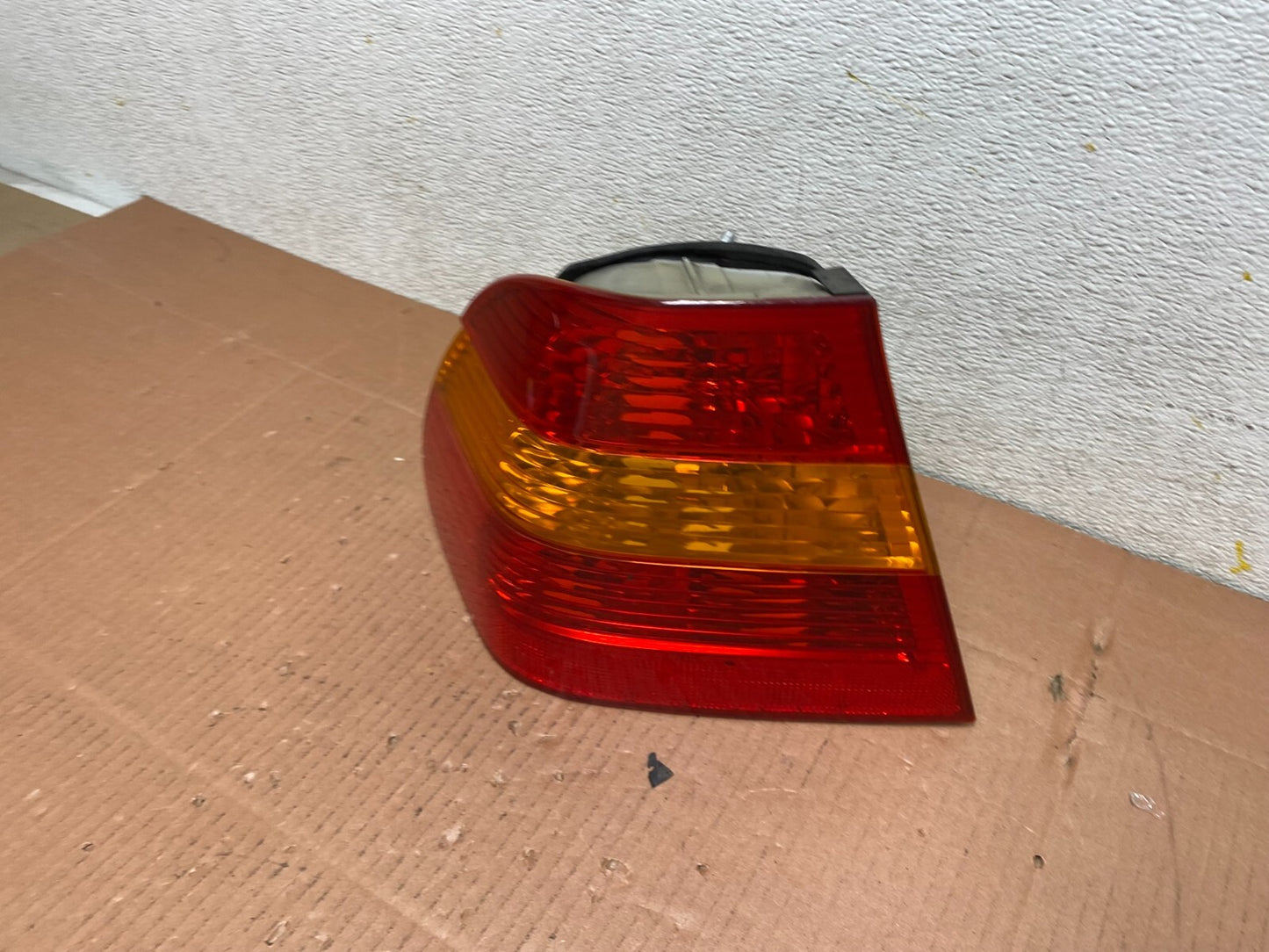 2002 -  2005 BMW 3 E46 Series Left Driver Side Lh Tail Light L9808 DW1
