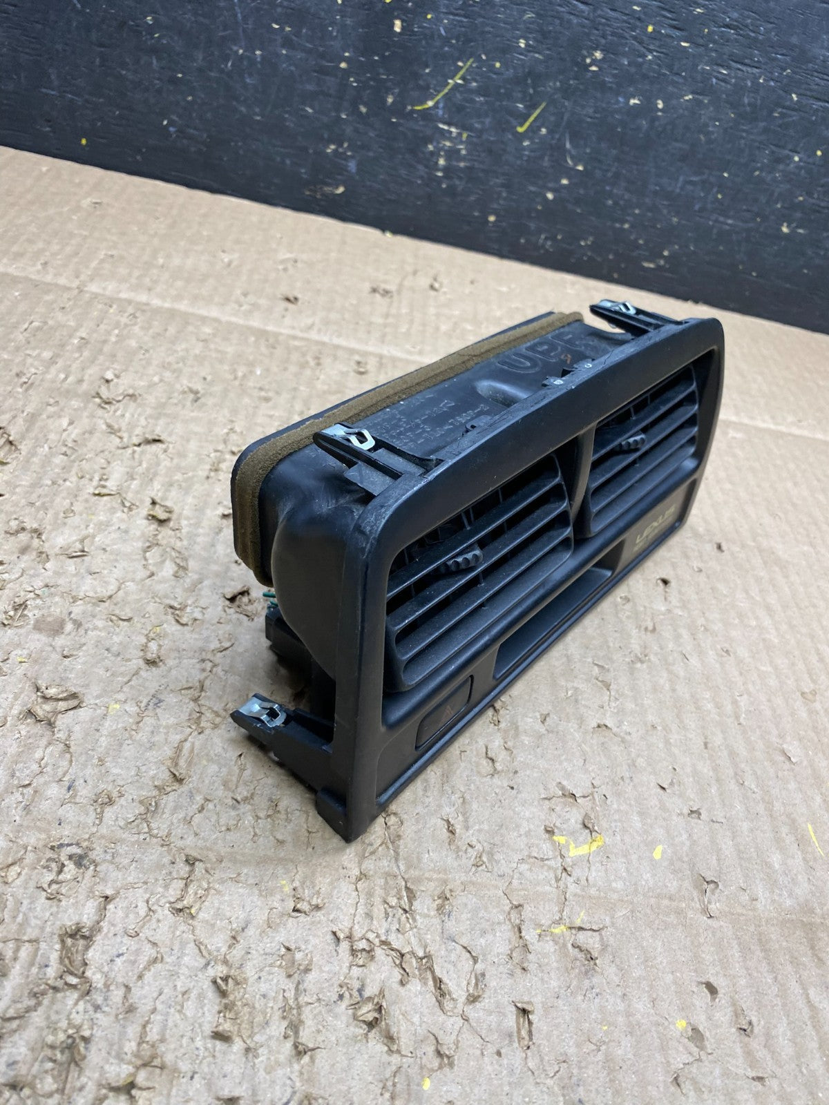 1997 to 2001 Lexus ES330 ES300 Front Center Side Air Vent V1713 DG1