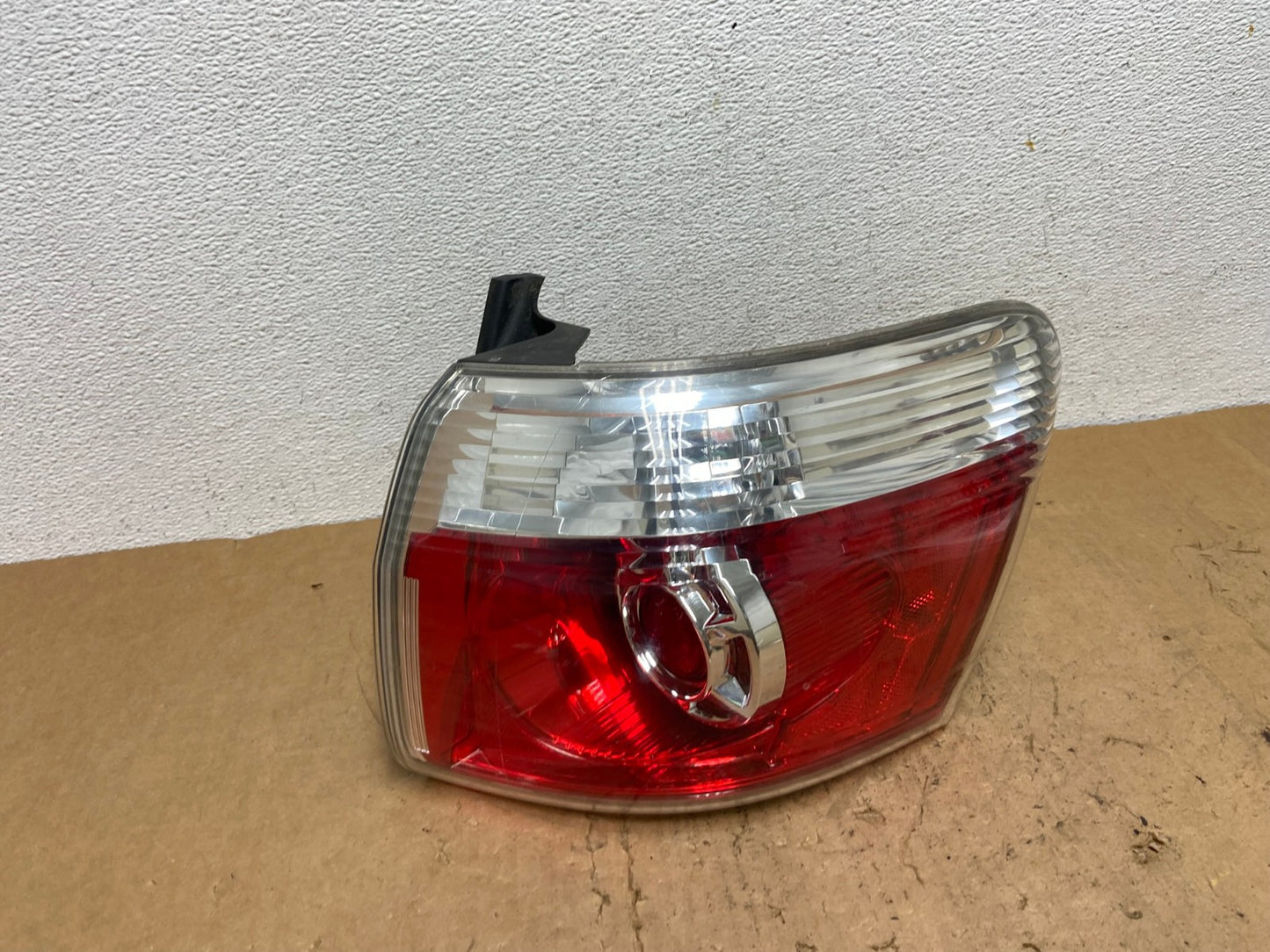 2007 to 2012 GMC Acadia Halogen Tail Light Right Passenger RH Side AD0614 LK0