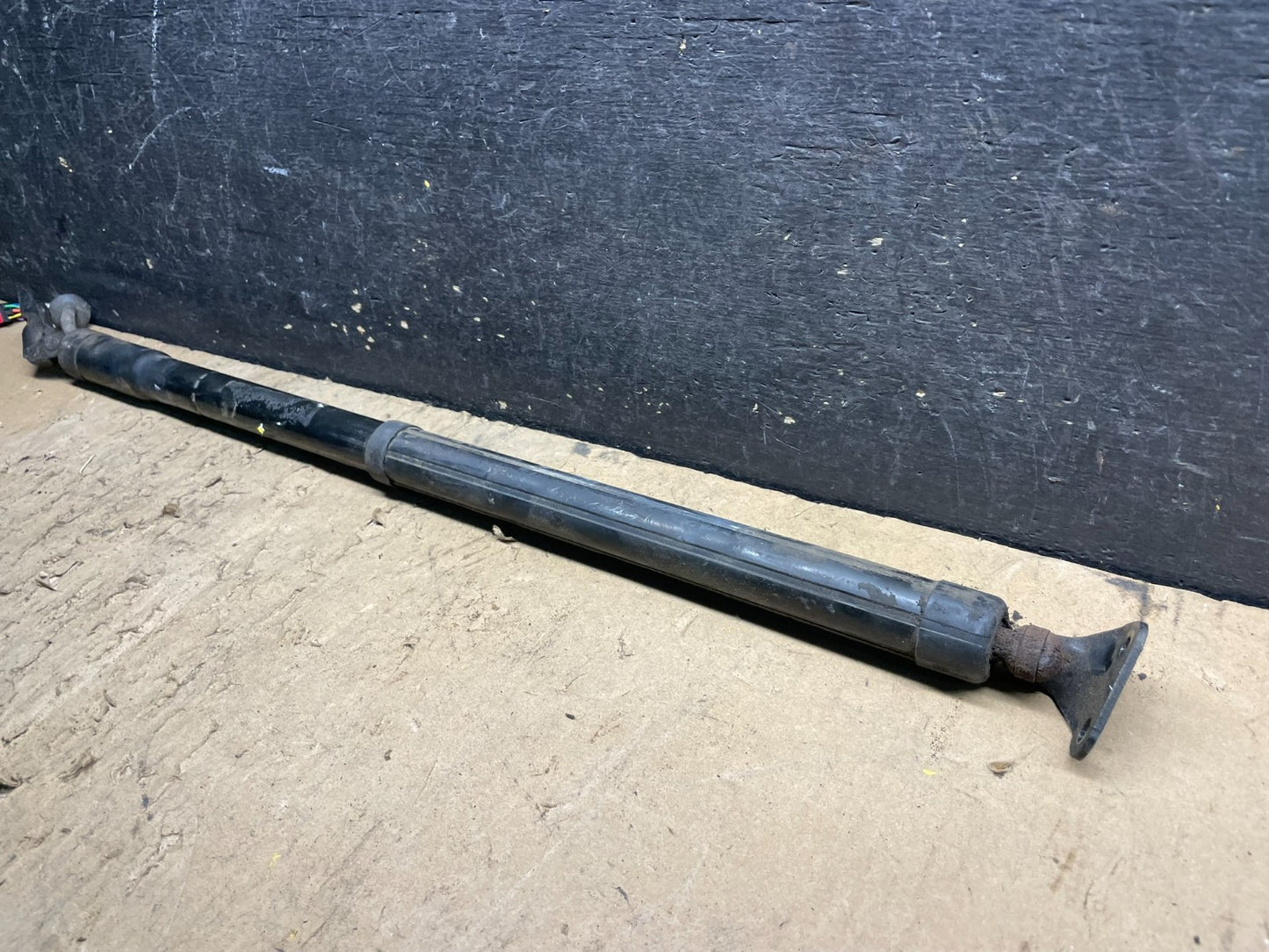 2013 - 2017 Nissan Pathfinder Tailgate Power Hatch Lift Right Strut W6884 DG2