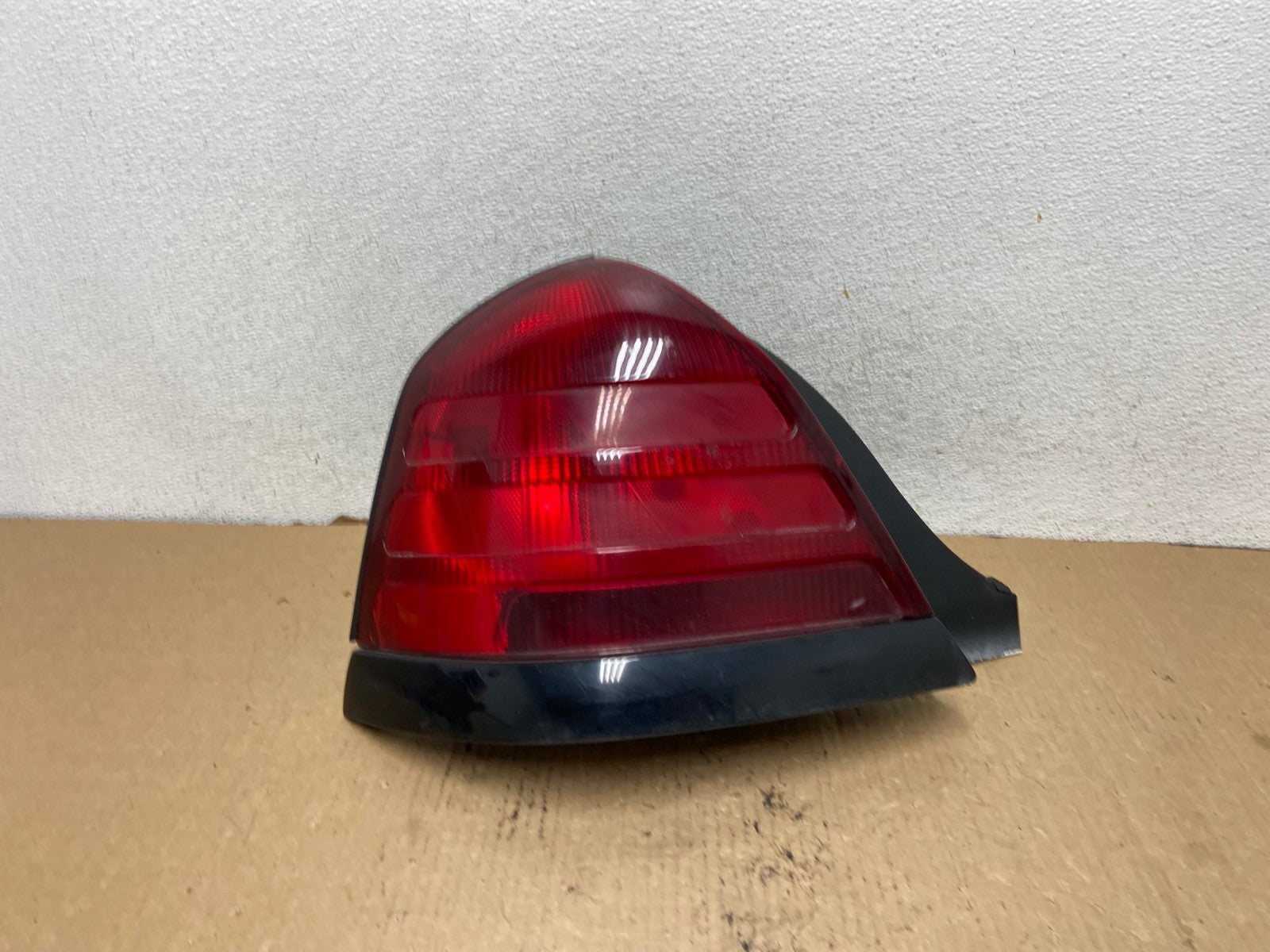 2003 - 2011 Ford Crown Victoria Left Driver Lh Side Tail Light AG2281 LK0