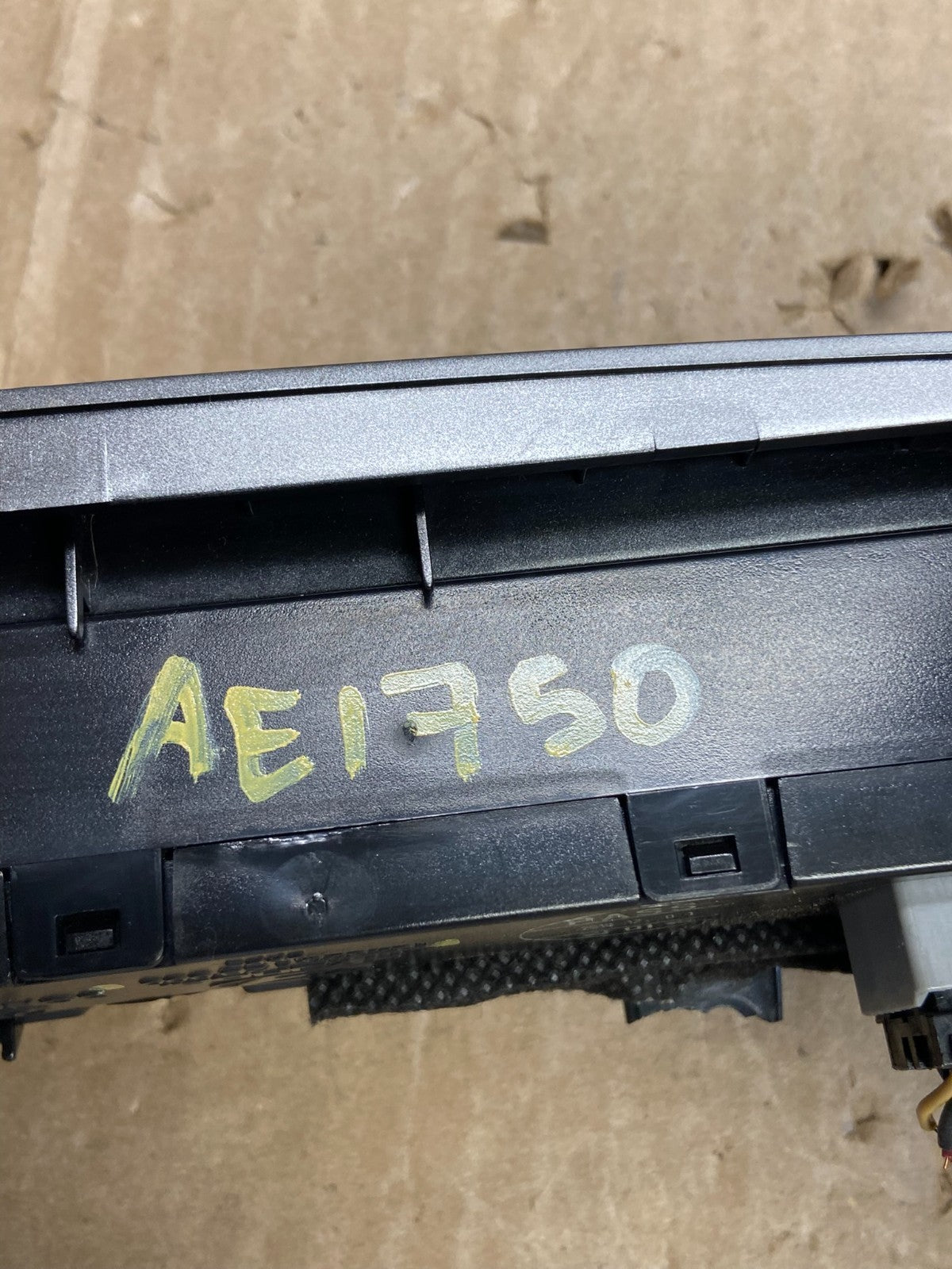 2007 to 2009 Hyundai Santa Fe Center Dashboard Radio Bezel Trim AE1750 DG6
