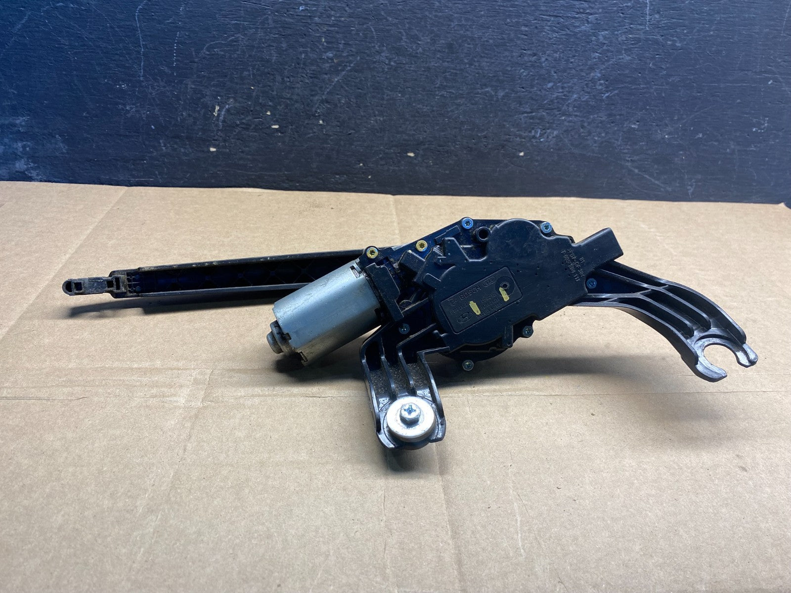 2013 - 2017 Hyundai Santa Fe Rear Glass Windshield Wiper Motor AE8229 DG5