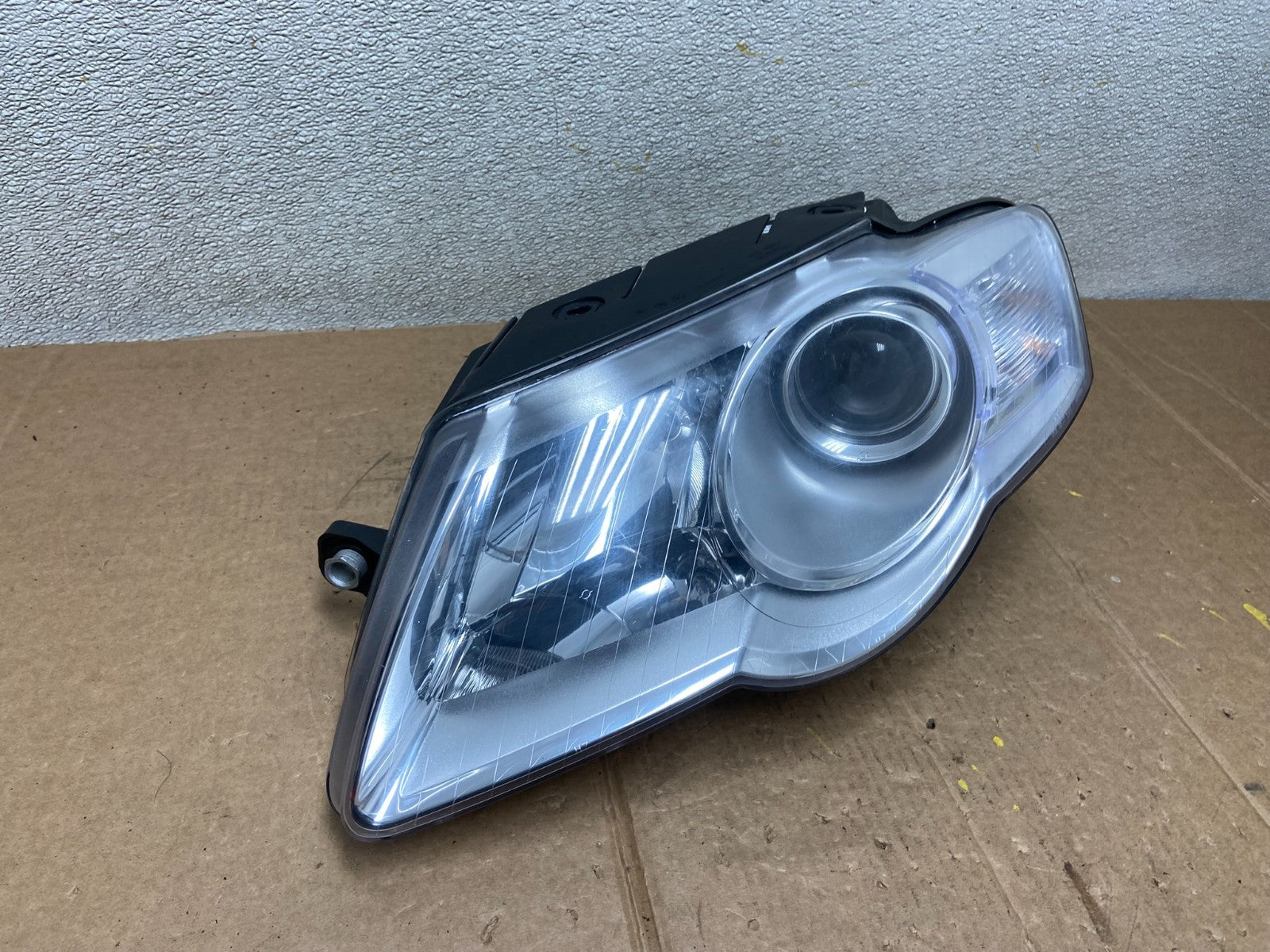 2006-2010 Volkswagen Passat Left Driver Side Halogen Headlight OEM AA14902