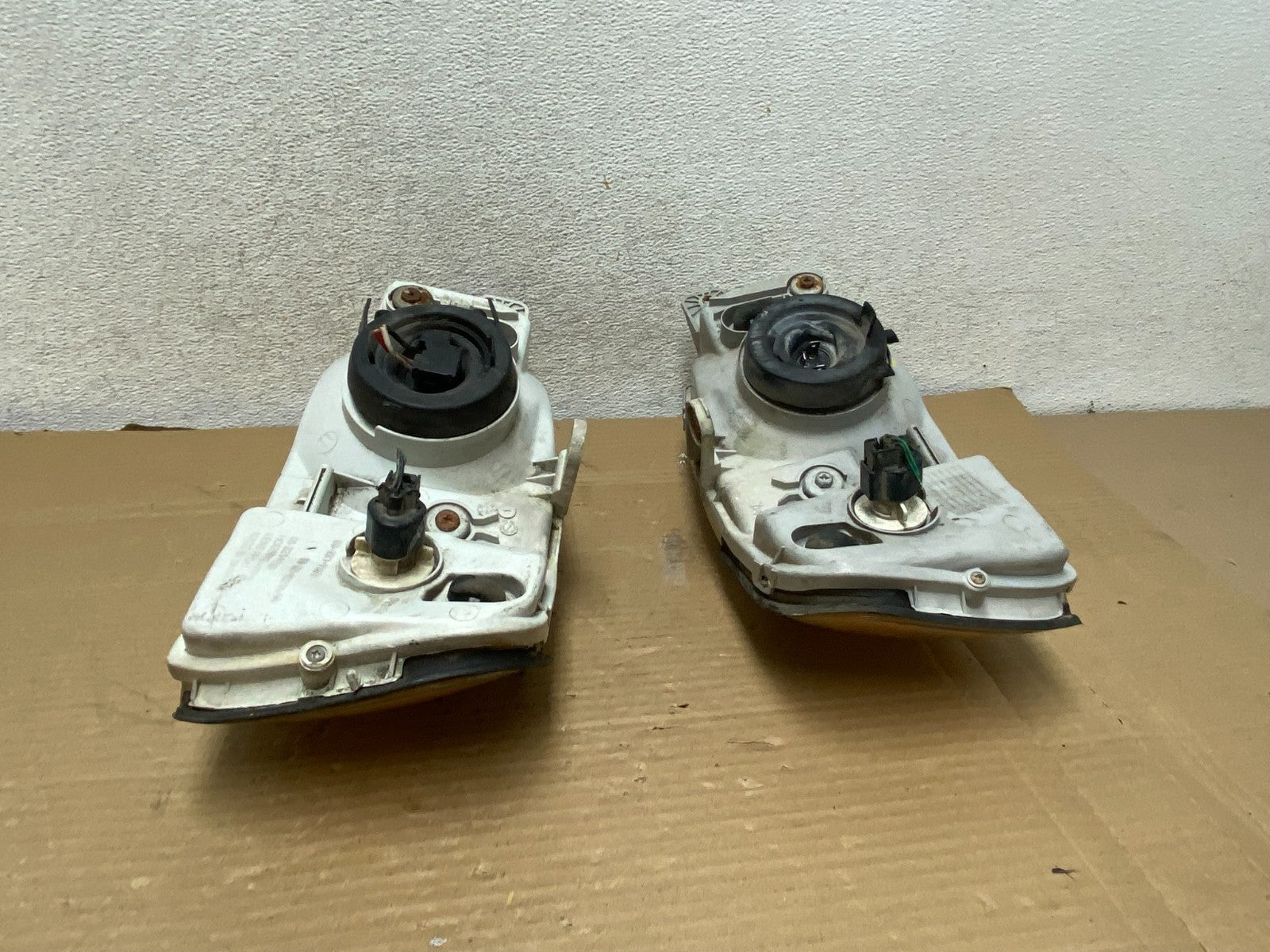 2000 to 2002 Hyundai Accent Left+Right Halogen Headlights AG8955 DW9