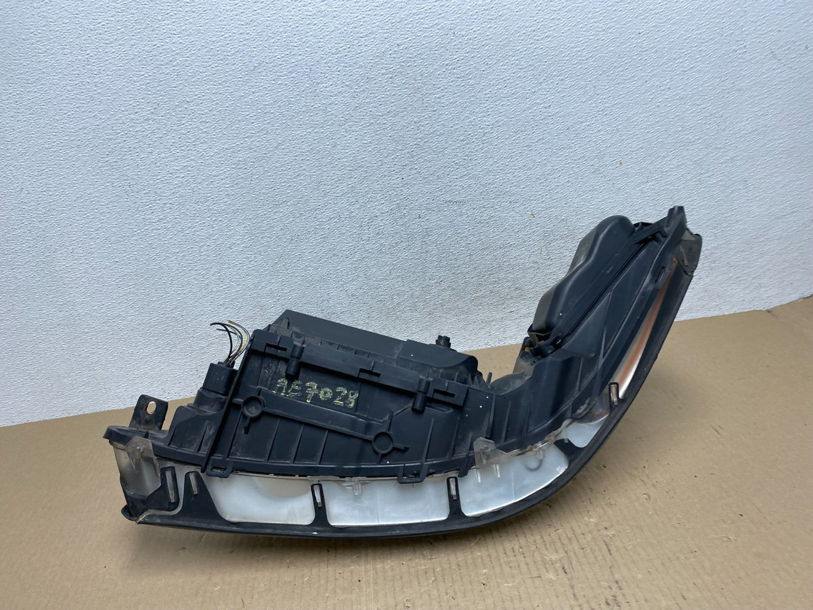 2005 to 2011 Lincoln Town Car Right Passenger Rh Side Headlight AE7028 DW8