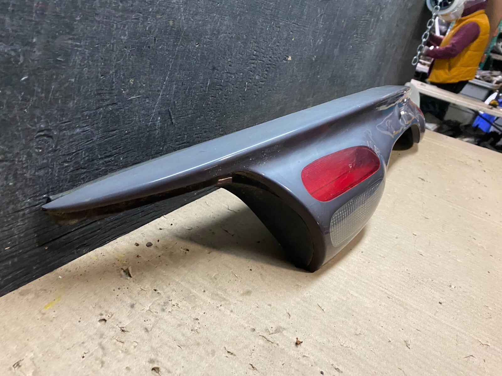 2000 to 2002 Ford Taurus Sedan Trunk Rear Center Lid Tail Light Panel J0544 DG2