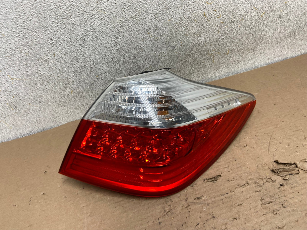 2009-2011 Hyundai Genesis Sedan Right Passenger RH Tail Light AI1132 LK0