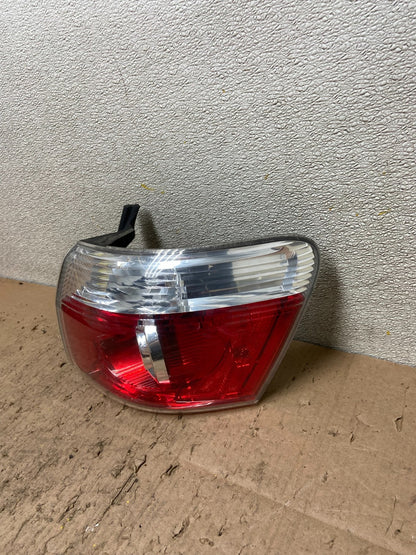 2007 to 2012 GMC Acadia Halogen Tail Light Right Passenger RH Side Y4822 PS1